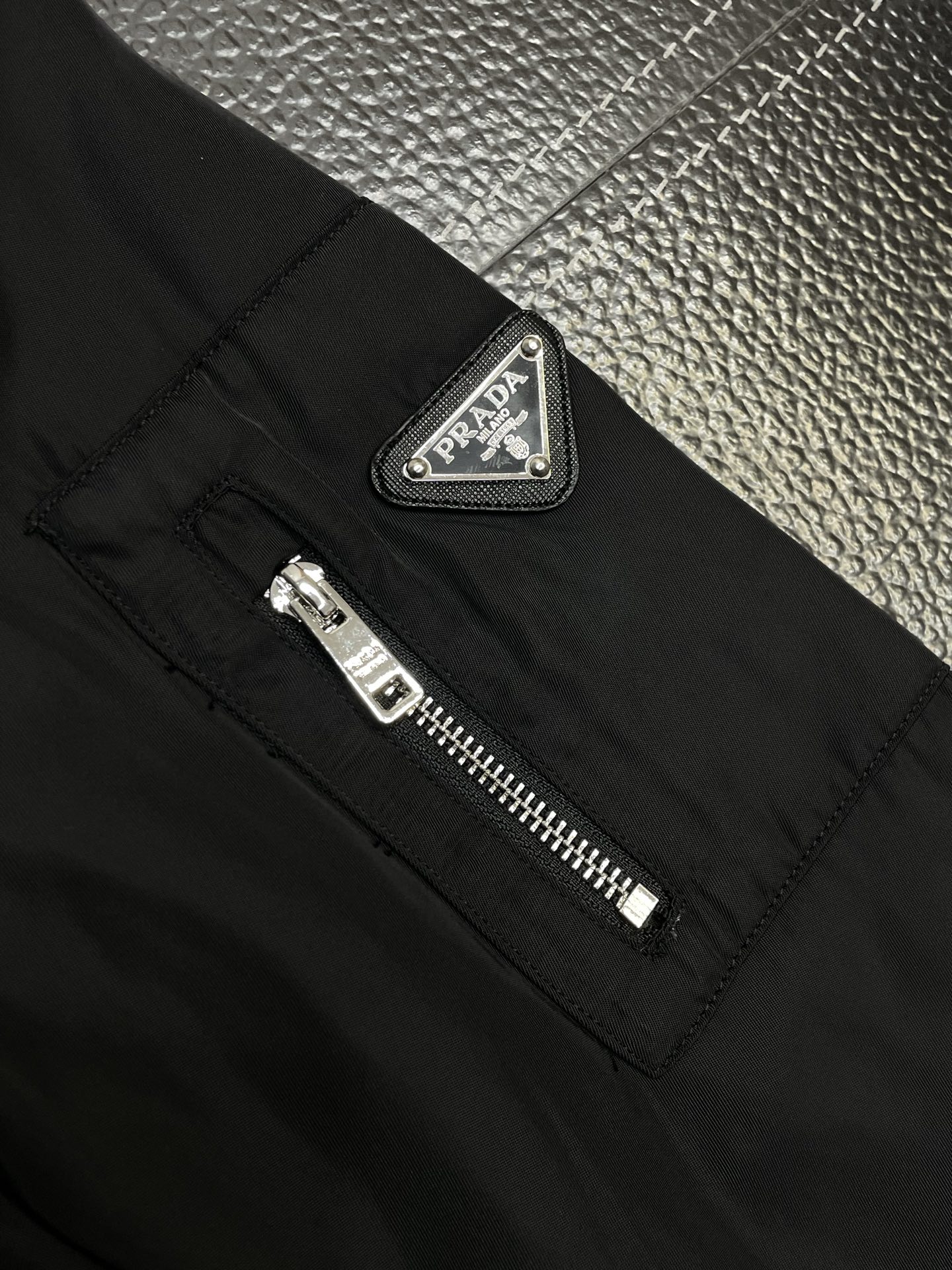 。Prada普拉达💥独家专供最新时尚夹克 经典设计感与颜值爆棚的外套，品质更是无法挑剔品控可以直接入手，