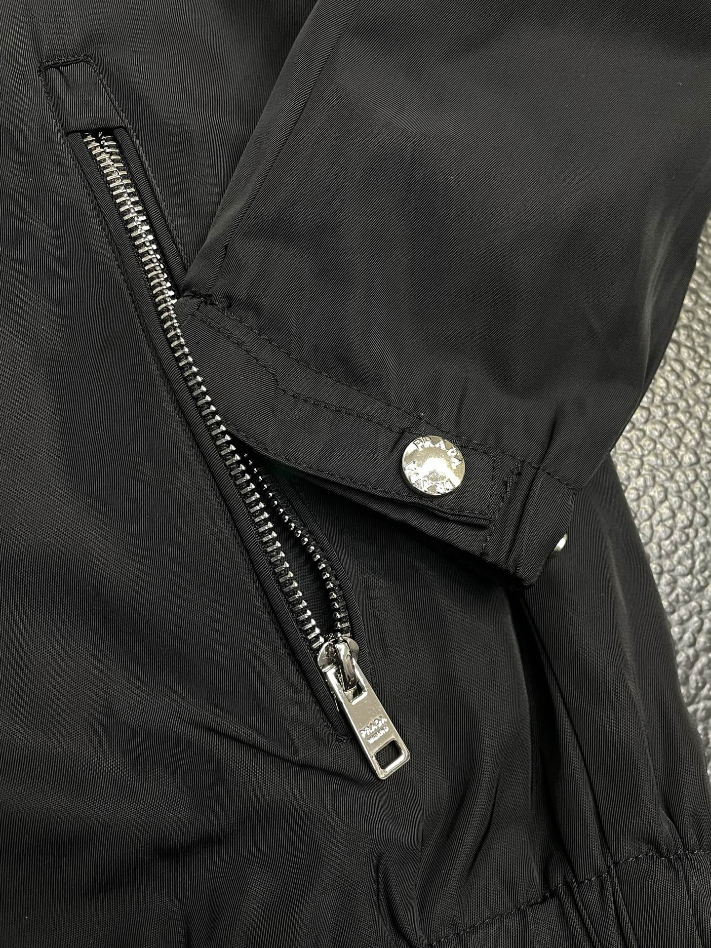 。Prada普拉达💥独家专供最新时尚夹克 经典设计感与颜值爆棚的外套，品质更是无法挑剔品控可以直接入手，