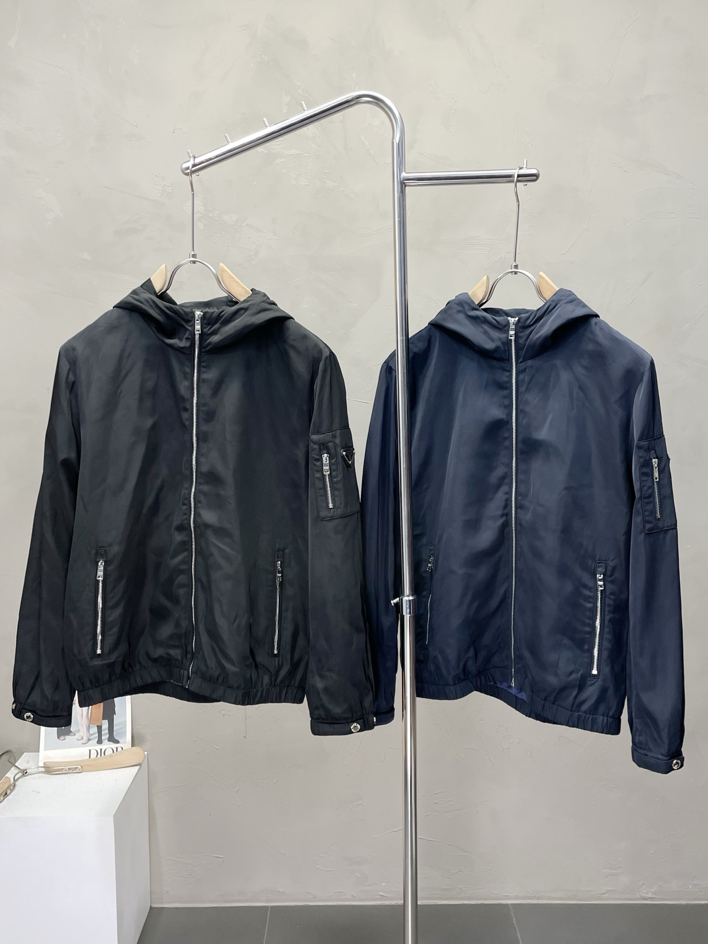 NO:540830,.Prada exclusively offers the latest fashionable jackets. A jacket with a classic design and great appearance. It is even more difficult to pick and control. You can buy it directly. You can't get it wrong! Through the detailed pictures, you can feel its powerful aura, and the warm-concentration effect is significant, so you don’t have to worry about the chill at all! It is both fashionable and functional, and the whole style looks more luxurious and elegant! Size M-3XL, prada, prada, jackets & coats, jackets & coats, alexander wang19860909.Prada普拉达独家专供最新时尚夹克 经典设计感与颜值爆棚的外套,品质更是无法挑剔品控可以直接入手,不容过错的高端臻品！通过细节图片便可感受到它强悍的气场,聚温保暖效果显著,完全不用担心会有一点寒意！时尚与功能性兼备,整款显得更加的奢华大气！ 尺码M-3XL,,prada,prada,jackets & coats,jackets & coats,alexander wang,Men's clothing