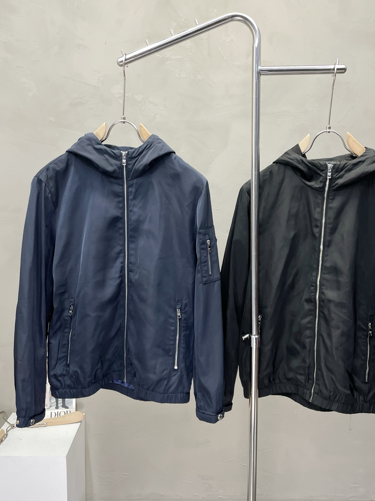 。Prada普拉达💥独家专供最新时尚夹克 经典设计感与颜值爆棚的外套，品质更是无法挑剔品控可以直接入手，