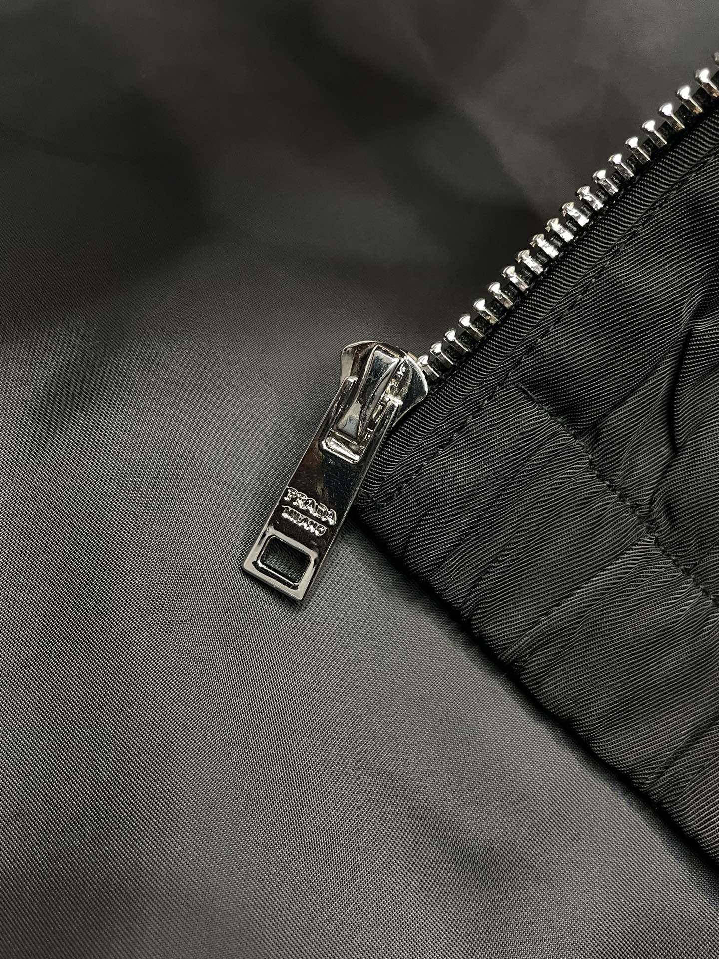 。Prada普拉达💥独家专供最新时尚夹克 经典设计感与颜值爆棚的外套，品质更是无法挑剔品控可以直接入手，