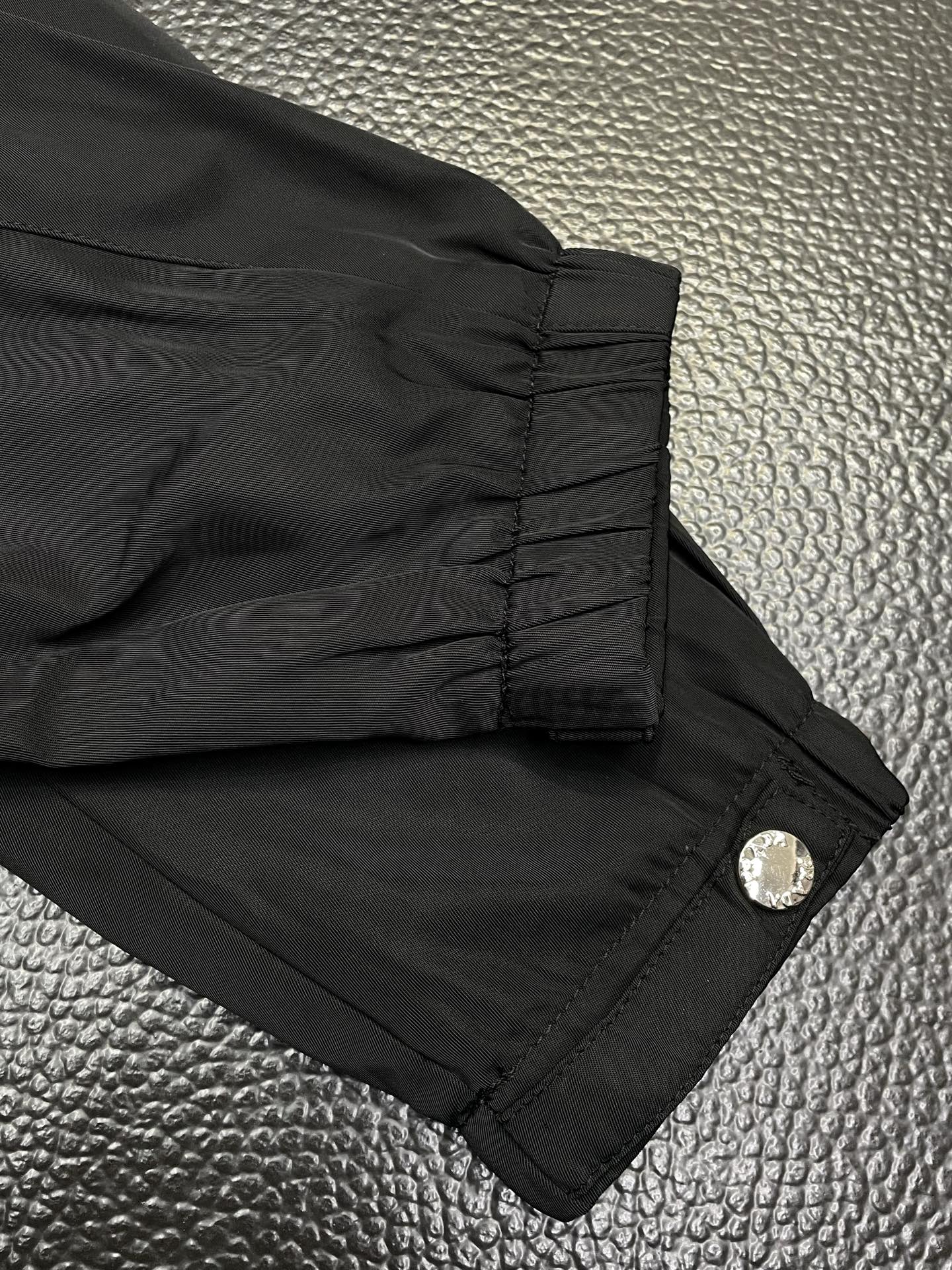 。Prada普拉达💥独家专供最新时尚夹克 经典设计感与颜值爆棚的外套，品质更是无法挑剔品控可以直接入手，