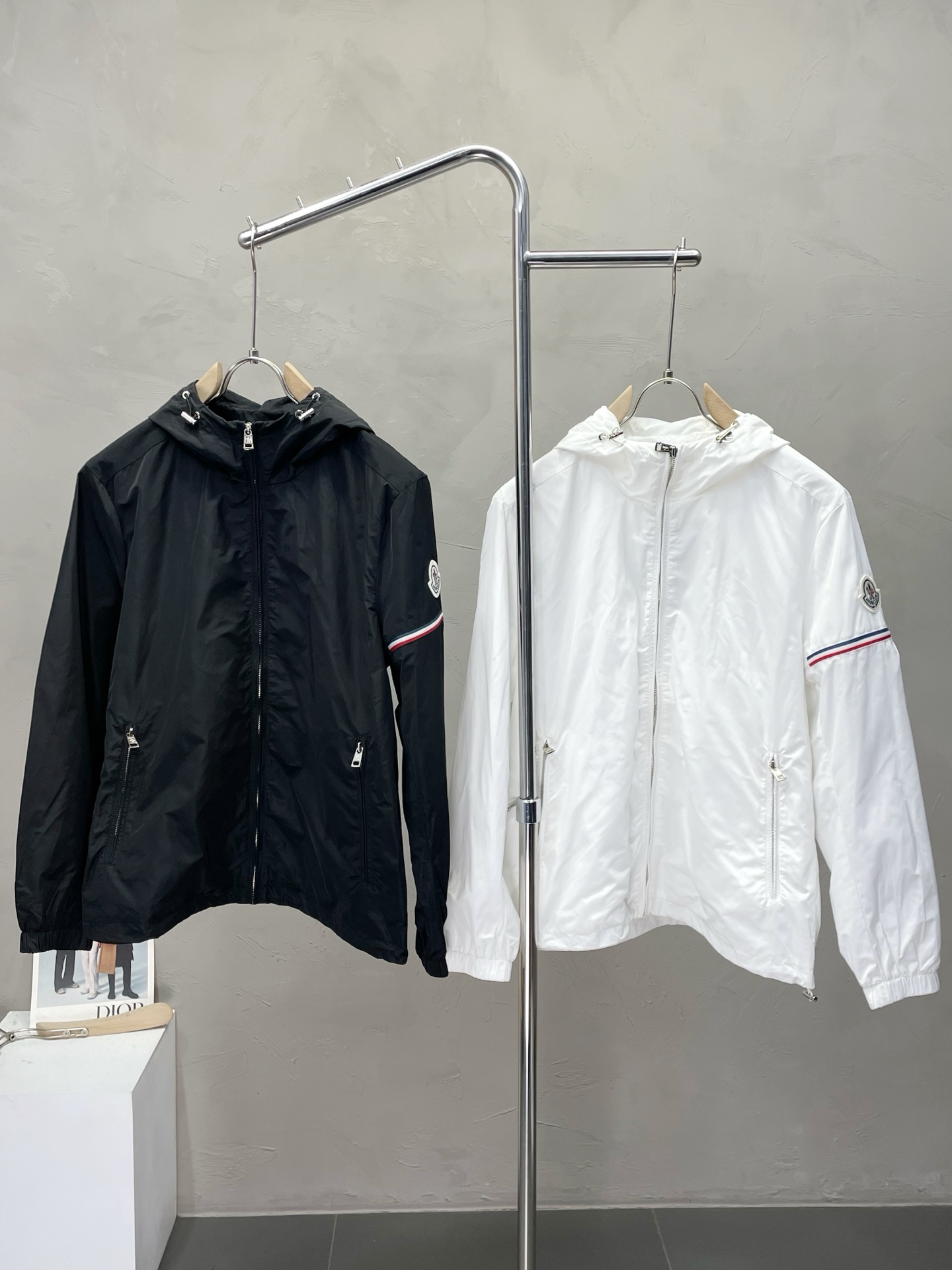 NO:540827,.Moncler's hooded cover is exclusively available for the latest fashionable jackets. A jacket with a classic design and great appearance. It is even more difficult to pick and control. You can buy it directly. It is a high-end quality product that cannot be missed! Through the detailed pictures, you can feel its powerful aura, and the warm-concentration effect is significant, so you don’t have to worry about the chill at all! It is both fashionable and functional, and the whole style looks more luxurious and elegant! Size M-3XL, Moncler, jackets & coats, jackets & coats, alexander wang19860909.Moncler蒙口独家专供最新时尚夹克 经典设计感与颜值爆棚的外套,品质更是无法挑剔品控可以直接入手,不容过错的高端臻品！通过细节图片便可感受到它强悍的气场,聚温保暖效果显著,完全不用担心会有一点寒意！时尚与功能性兼备,整款显得更加的奢华大气！ 尺码M-3XL,,Moncler,jackets & coats,jackets & coats,alexander wang,Men's clothing