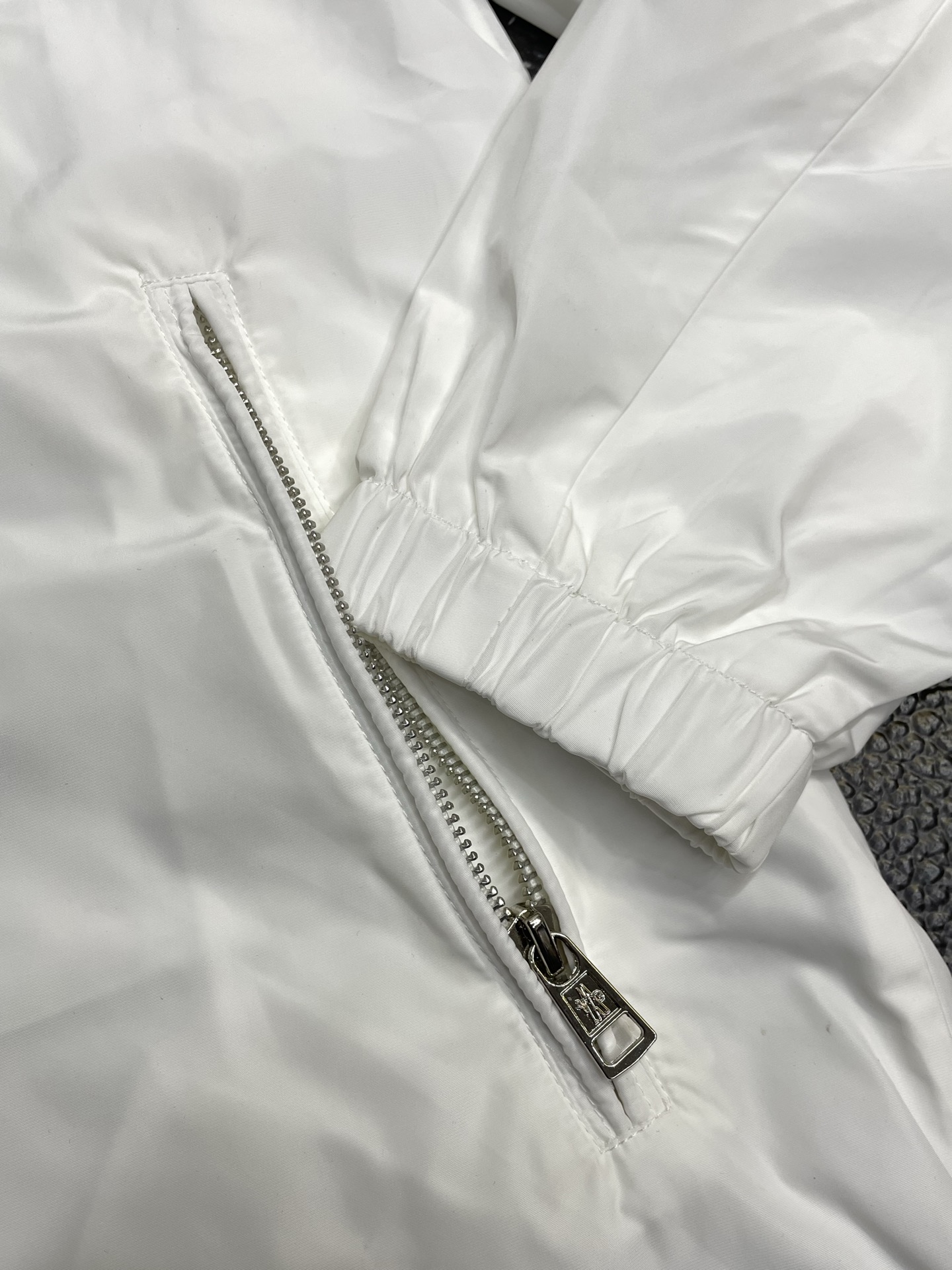 。Moncler蒙口💥独家专供最新时尚夹克 经典设计感与颜值爆棚的外套，品质更是无法挑剔品控可以直接入手