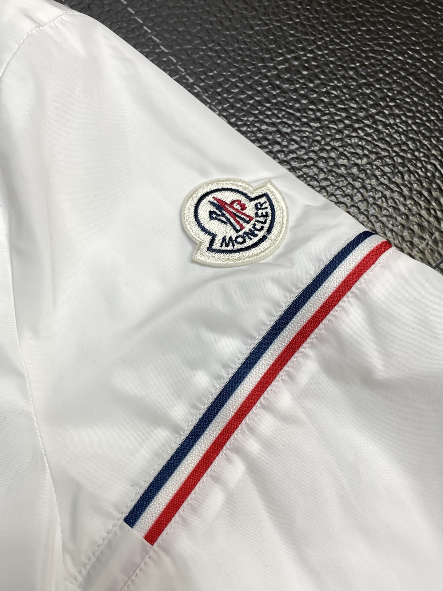 。Moncler蒙口💥独家专供最新时尚夹克 经典设计感与颜值爆棚的外套，品质更是无法挑剔品控可以直接入手