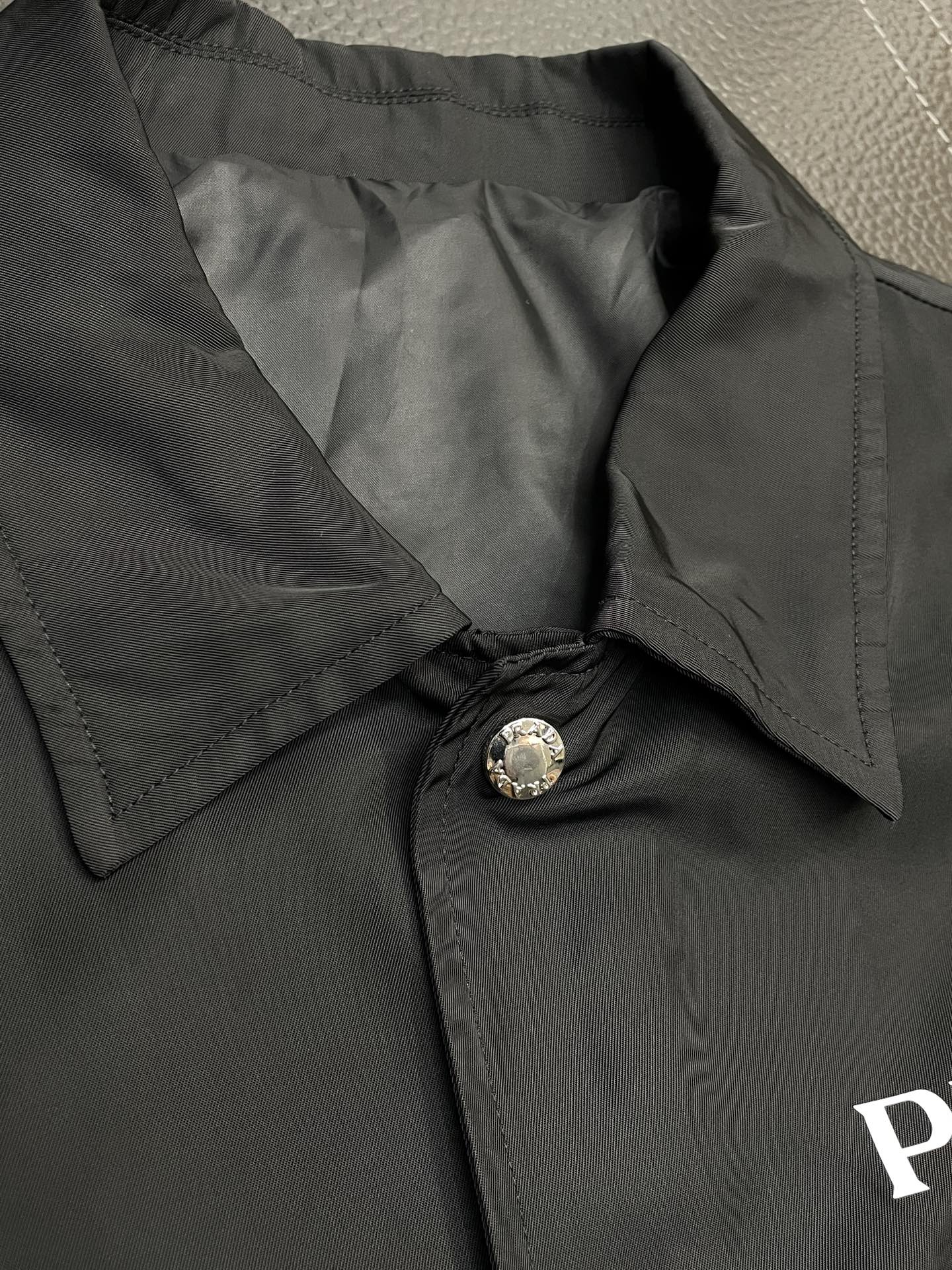 。Prada普拉达💥独家专供最新时尚夹克 经典设计感与颜值爆棚的外套，品质更是无法挑剔品控可以直接入手，