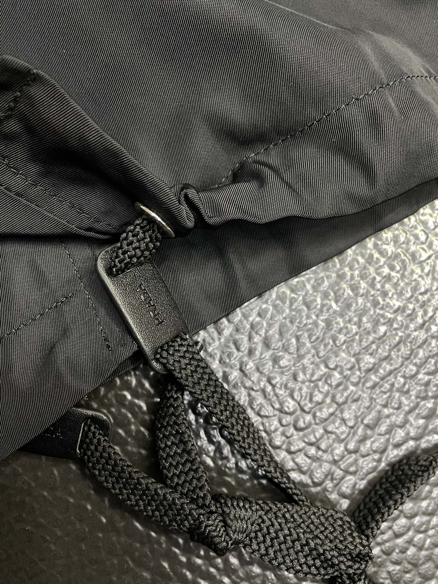 。Prada普拉达💥独家专供最新时尚夹克 经典设计感与颜值爆棚的外套，品质更是无法挑剔品控可以直接入手，