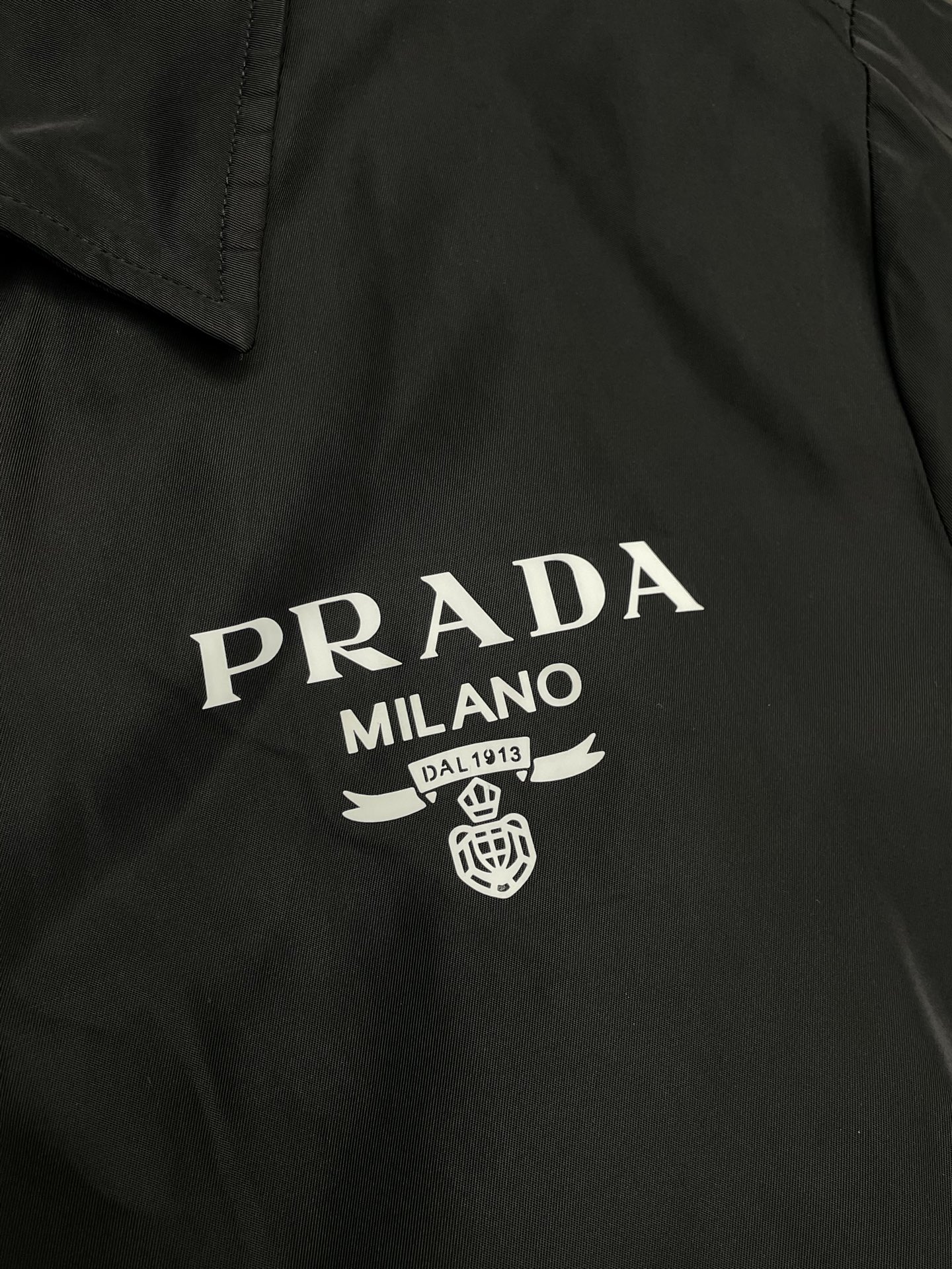 。Prada普拉达💥独家专供最新时尚夹克 经典设计感与颜值爆棚的外套，品质更是无法挑剔品控可以直接入手，