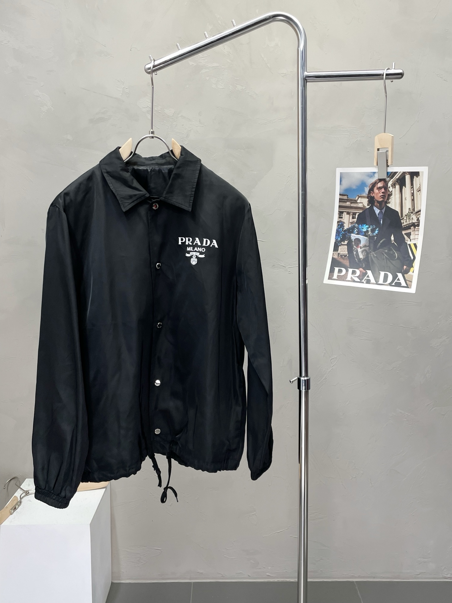 NO:540836,.Prada exclusively offers the latest fashionable jackets. A jacket with a classic design and great appearance. It is even more difficult to pick and control. You can buy it directly. You can't get it wrong! Through the detailed pictures, you can feel its powerful aura, and the effect of gathering and keeping warm is significant. There is no need to worry about the chill at all! It is both fashionable and functional, and the whole style looks more luxurious and elegant! Size M-3XL, prada, prada, jackets & coats, jackets & coats, alexander wang19860909.Prada普拉达独家专供最新时尚夹克 经典设计感与颜值爆棚的外套,品质更是无法挑剔品控可以直接入手,不容过错的高端臻品！通过细节图片便可感受到它强悍的气场,聚温保暖效果显著,完全不用担心会有一点寒意！时尚与功能性兼备,整款显得更加的奢华大气！ 尺码M-3XL,,prada,prada,jackets & coats,jackets & coats,alexander wang,Men's clothing