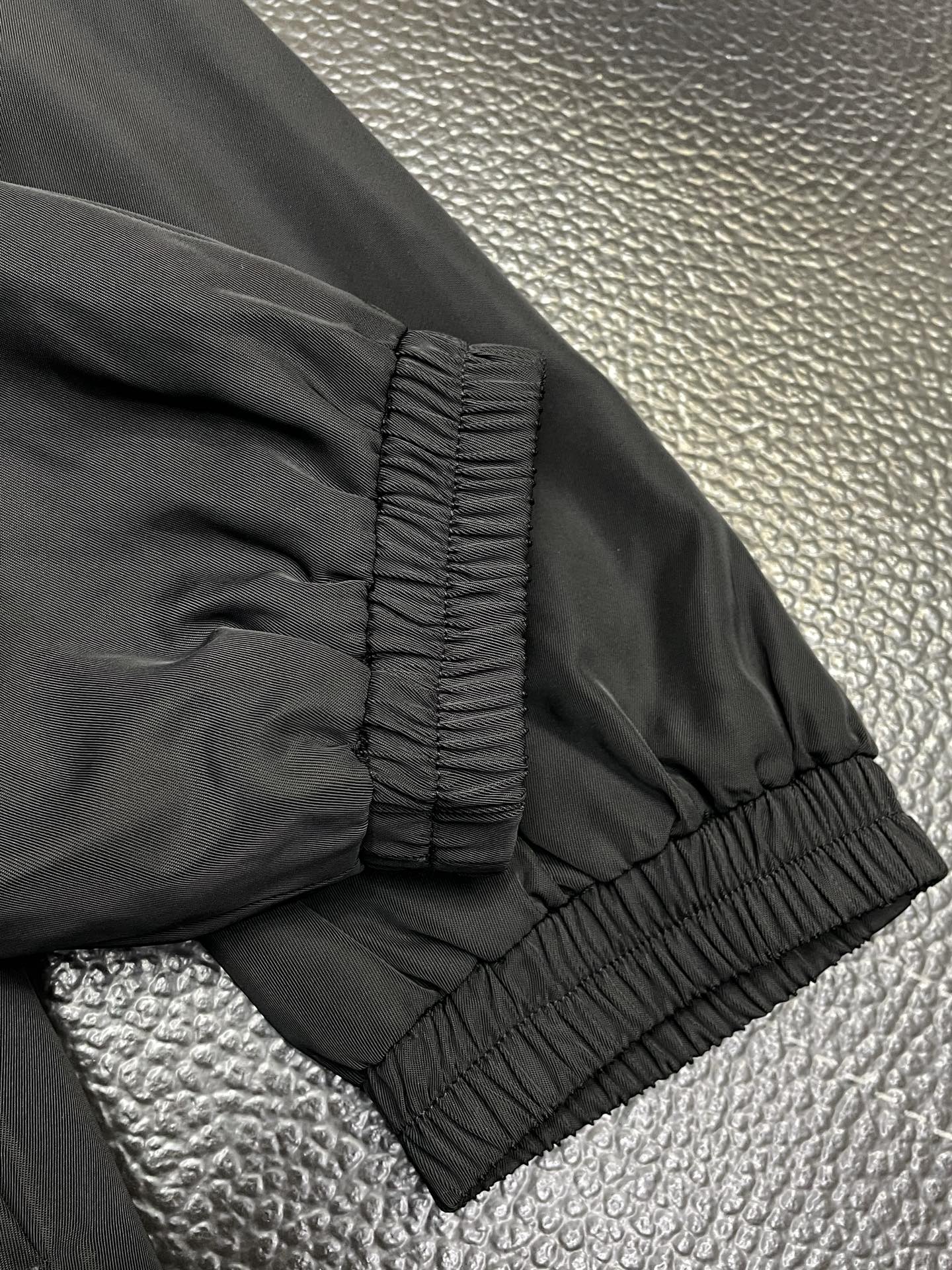 。Prada普拉达💥独家专供最新时尚夹克 经典设计感与颜值爆棚的外套，品质更是无法挑剔品控可以直接入手，