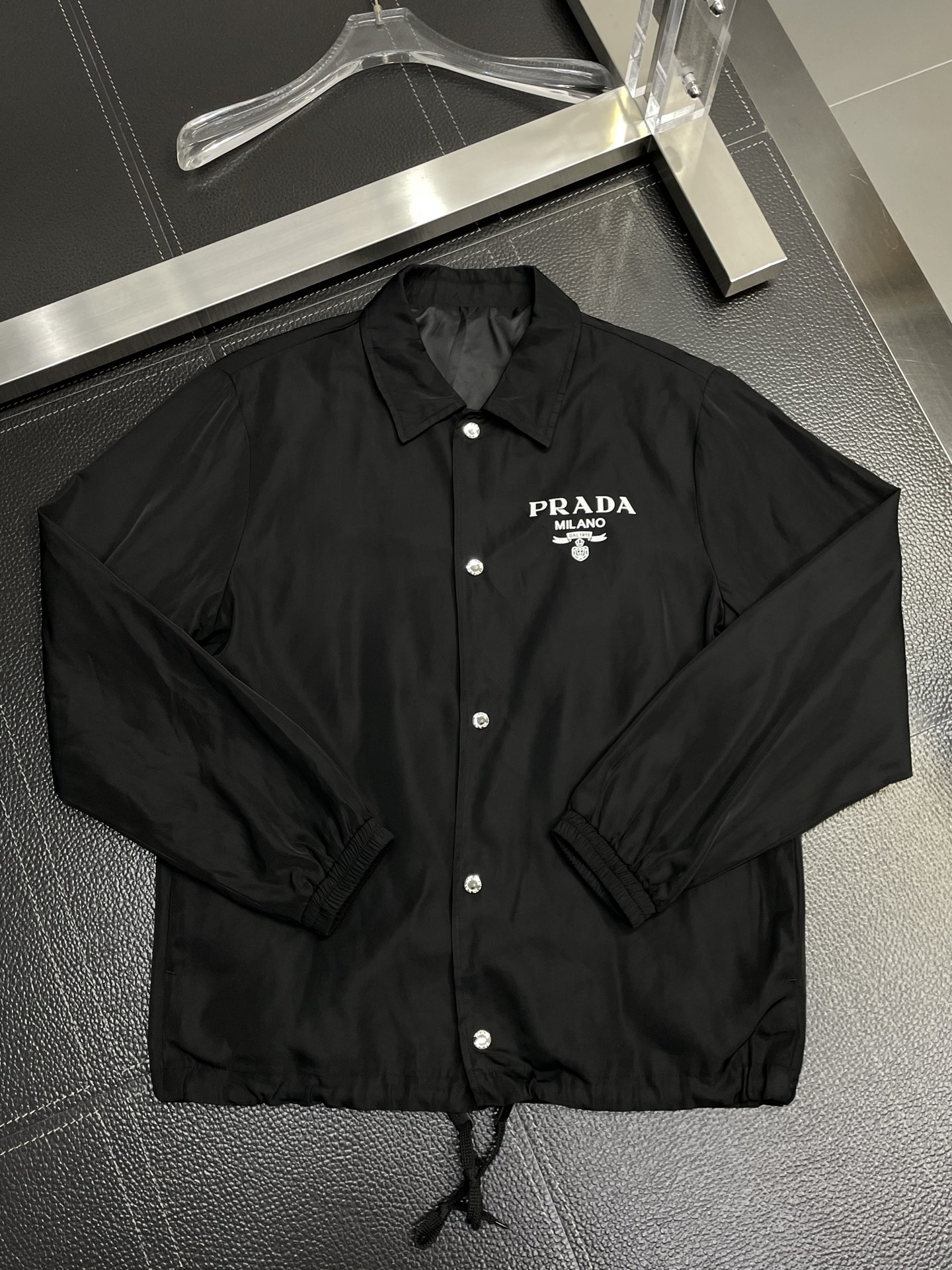 。Prada普拉达💥独家专供最新时尚夹克 经典设计感与颜值爆棚的外套，品质更是无法挑剔品控可以直接入手，