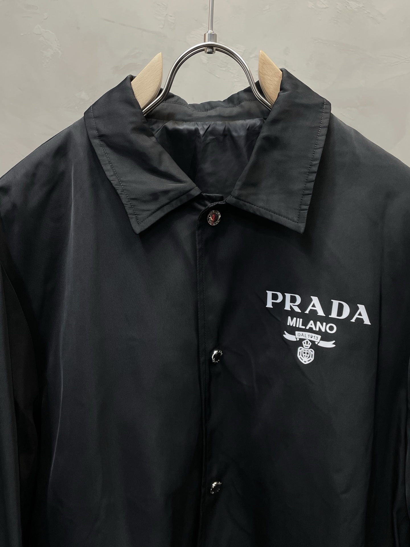 。Prada普拉达💥独家专供最新时尚夹克 经典设计感与颜值爆棚的外套，品质更是无法挑剔品控可以直接入手，