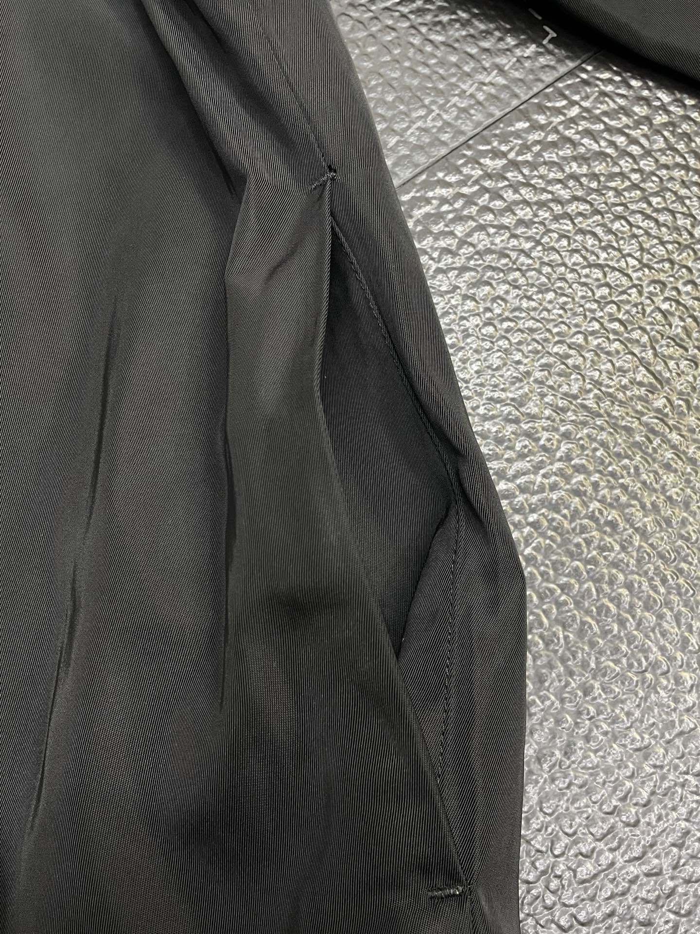 。Prada普拉达💥独家专供最新时尚夹克 经典设计感与颜值爆棚的外套，品质更是无法挑剔品控可以直接入手，