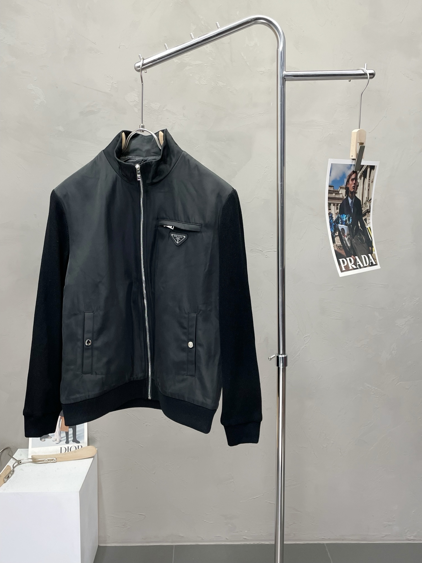 NO:539767,.Prada exclusively offers the latest fashionable jackets. A jacket with a classic design and great appearance. It is even more difficult to pick and control. You can buy it directly. You can't get it wrong! Through the detailed pictures, you can feel its powerful aura, and the warm-concentration effect is significant, so you don’t have to worry about the chill at all! It is both fashionable and functional, and the whole style looks more luxurious and elegant! Size M-3XL, prada, prada, jackets & coats, jackets & coats, alexander wang19860909.Prada普拉达独家专供最新时尚夹克 经典设计感与颜值爆棚的外套,品质更是无法挑剔品控可以直接入手,不容过错的高端臻品！通过细节图片便可感受到它强悍的气场,聚温保暖效果显著,完全不用担心会有一点寒意！时尚与功能性兼备,整款显得更加的奢华大气！ 尺码M-3XL,,prada,prada,jackets & coats,jackets & coats,alexander wang,Men's clothing