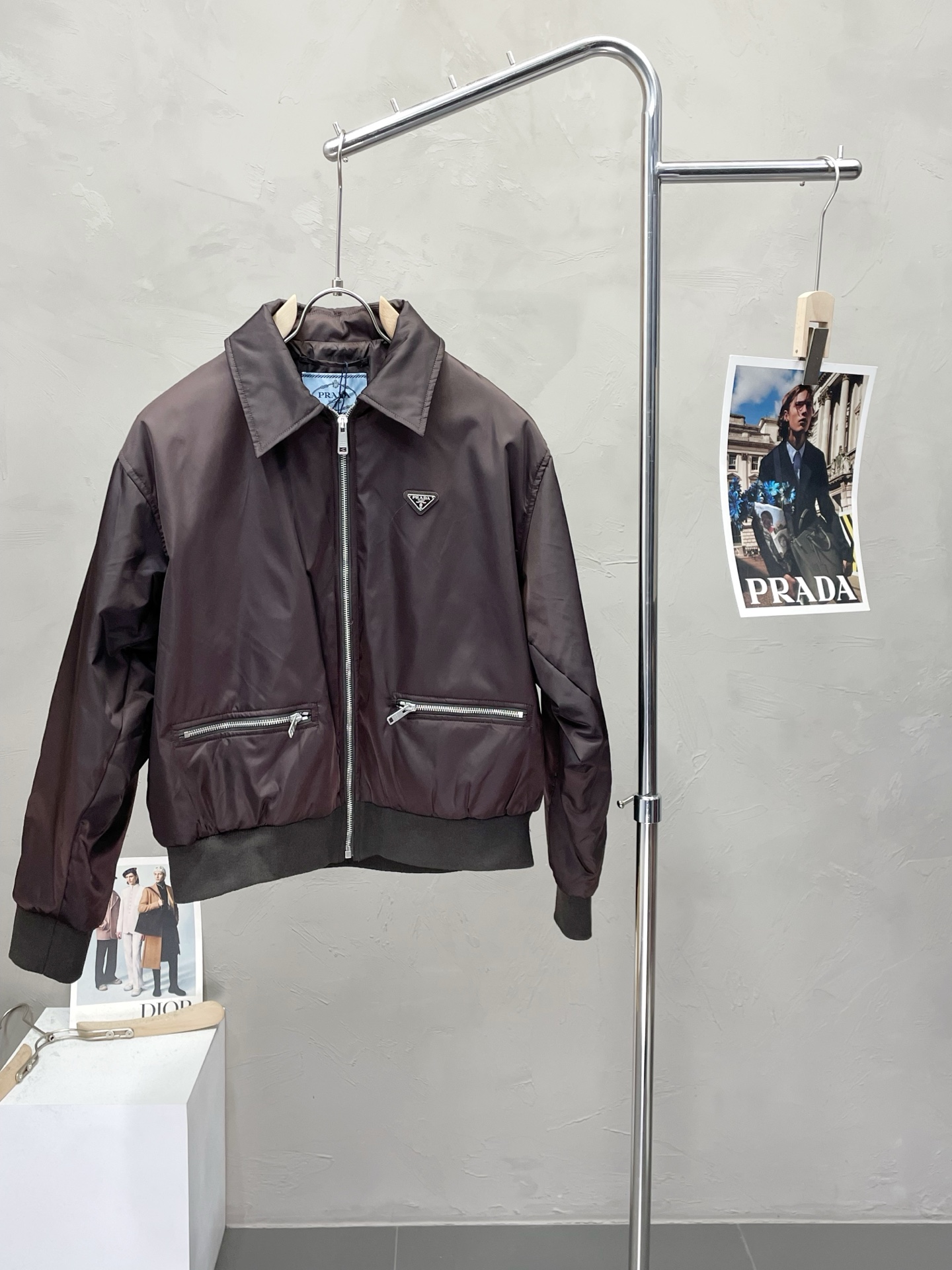 NO:539787,.Prada exclusively offers the latest fashionable jackets. A jacket with a classic design and great appearance. It is even more difficult to pick and control. You can buy it directly. You can't get it wrong! Through the detailed pictures, you can feel its powerful aura, and the effect of gathering and keeping warm is significant. There is no need to worry about the chill at all! It is both fashionable and functional, and the whole style looks more luxurious and elegant! Size 38.40.42.44,,prada,prada,jackets & coats,jackets & coats,alexander wang19860909.Prada普拉达独家专供最新时尚夹克 经典设计感与颜值爆棚的外套,品质更是无法挑剔品控可以直接入手,不容过错的高端臻品！通过细节图片便可感受到它强悍的气场,聚温保暖效果显著,完全不用担心会有一点寒意！时尚与功能性兼备,整款显得更加的奢华大气！ 尺码38.40.42.44,,prada,prada,jackets & coats,jackets & coats,alexander wang,Men's clothing