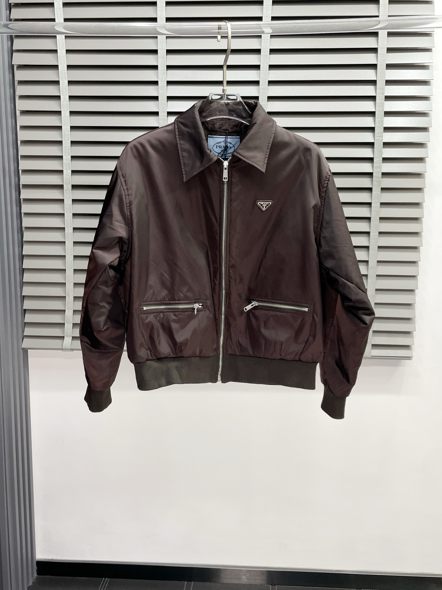 NO:540851,.Prada exclusively offers the latest fashionable jackets. A jacket with a classic design and great appearance. It is even more difficult to pick and control. You can buy it directly. You can't get it wrong! Through the detailed pictures, you can feel its powerful aura, and the warm-concentration effect is significant, so you don’t have to worry about the chill at all! It is both fashionable and functional, and the whole style looks more luxurious and elegant! Size 38.40.42.44,,prada,prada,jackets & coats,jackets & coats,alexander wang19860909.Prada普拉达独家专供最新时尚夹克 经典设计感与颜值爆棚的外套,品质更是无法挑剔品控可以直接入手,不容过错的高端臻品！通过细节图片便可感受到它强悍的气场,聚温保暖效果显著,完全不用担心会有一点寒意！时尚与功能性兼备,整款显得更加的奢华大气！ 尺码38.40.42.44,,prada,prada,jackets & coats,jackets & coats,alexander wang,Men's clothing