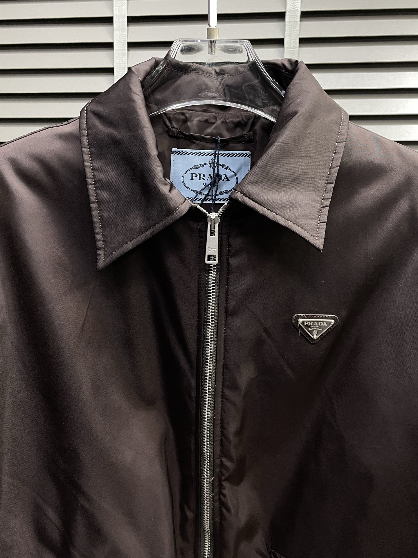 。Prada普拉达💥独家专供最新时尚夹克 经典设计感与颜值爆棚的外套，品质更是无法挑剔品控可以直接入手，