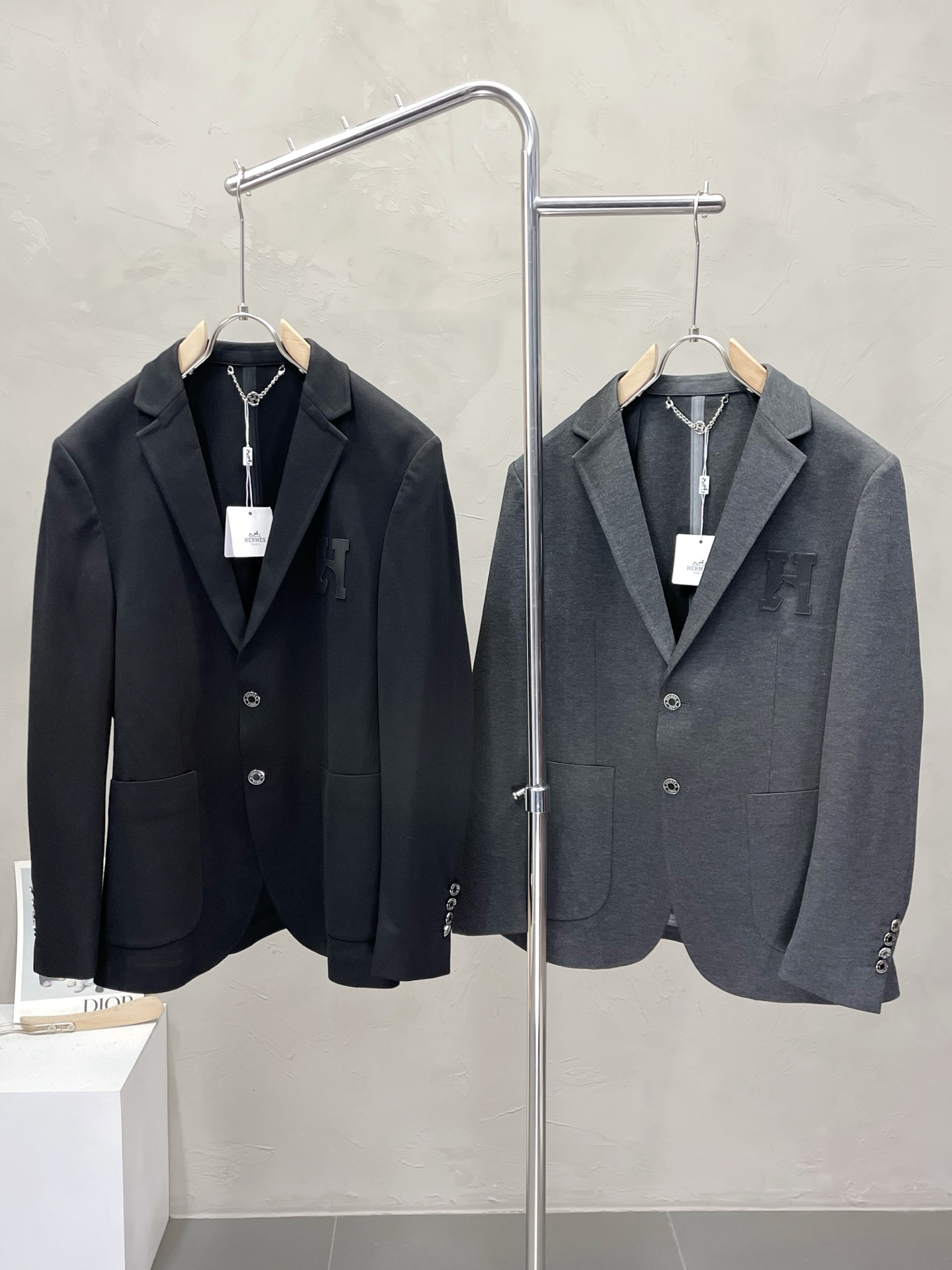 NO:539774,.Hermès Hermès new suit. Foreign trade company orders Simple casual suit jacket, exclusively for imported original polyester fabric, breathable, soft and warm, strong and drape, the whole piece of clothing is neat and flat, all hardware accessories are top-grade accessories with logo, and it is obvious that it is high-end fabric. This fabric is fixed and there is no good product from the outside, and there is no picky place to go. This jacket is often worn and has strong practicality. Size M-3XL, hermes, hermes, jackets & coats, business suit, alexander wang19860909.Hermès爱马仕新款西服.外贸公司订单 简约休闲西装外套,独家专供进口原版聚酯纤维面料,透气柔软保暖性很强,笔挺垂感十足,整件衣服车工走线整齐平整,所有五金附料都是客供带logo顶级配件 一看就是高档的面料 这种面料都是定织的 外面根本就没有 正规大厂途径出来的好货,无任何有挑剔的地方 这样的一件外套属于常备常穿的,实用性很强.尺码M-3XL,,hermes,hermes,jackets & coats,business suit,alexander wang,Men's clothing