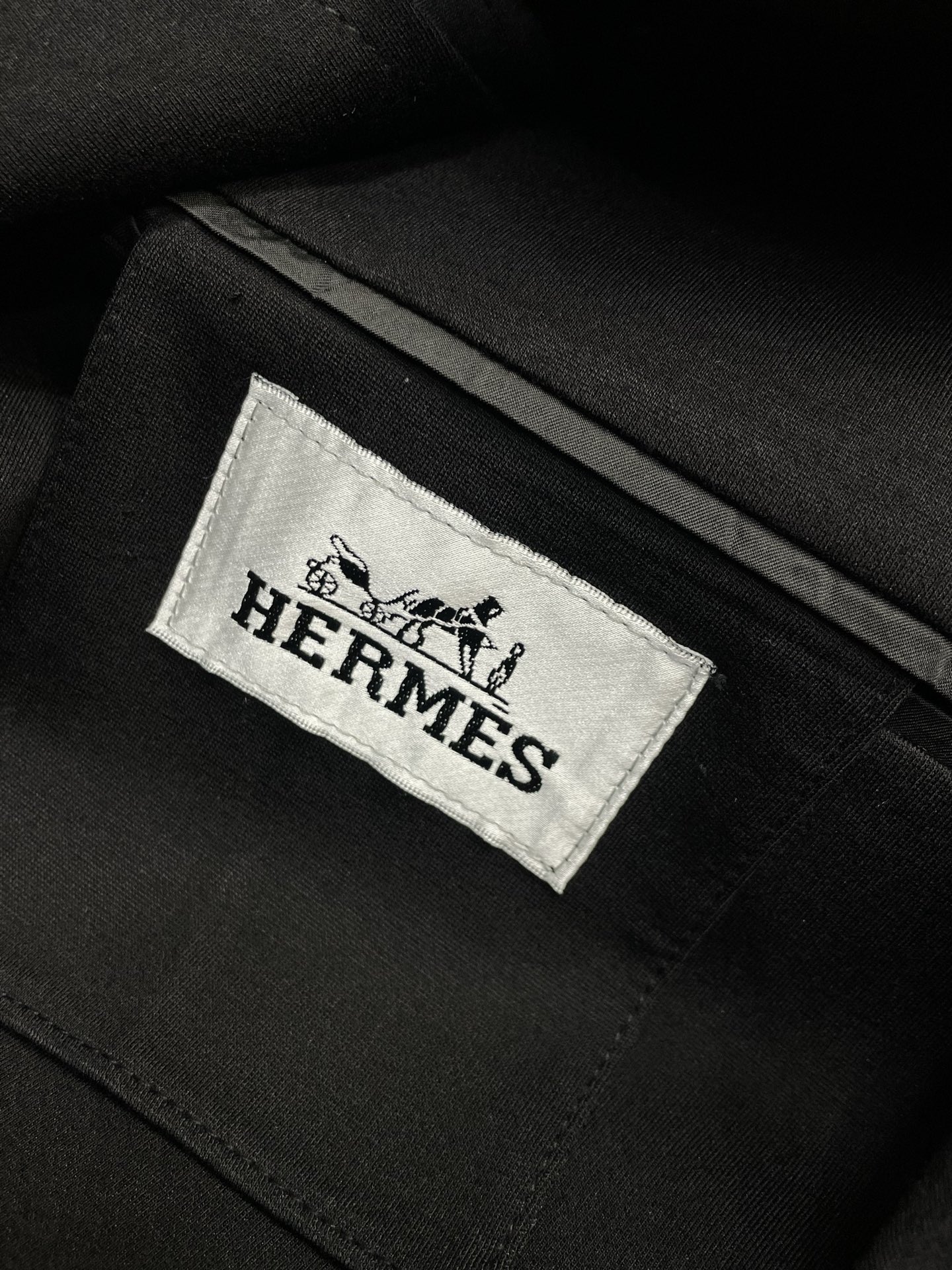 。Hermès爱马仕💥新款西服。外贸公司订单 简约休闲西装外套，独家专供进口原版聚酯纤维面料，透气柔软保