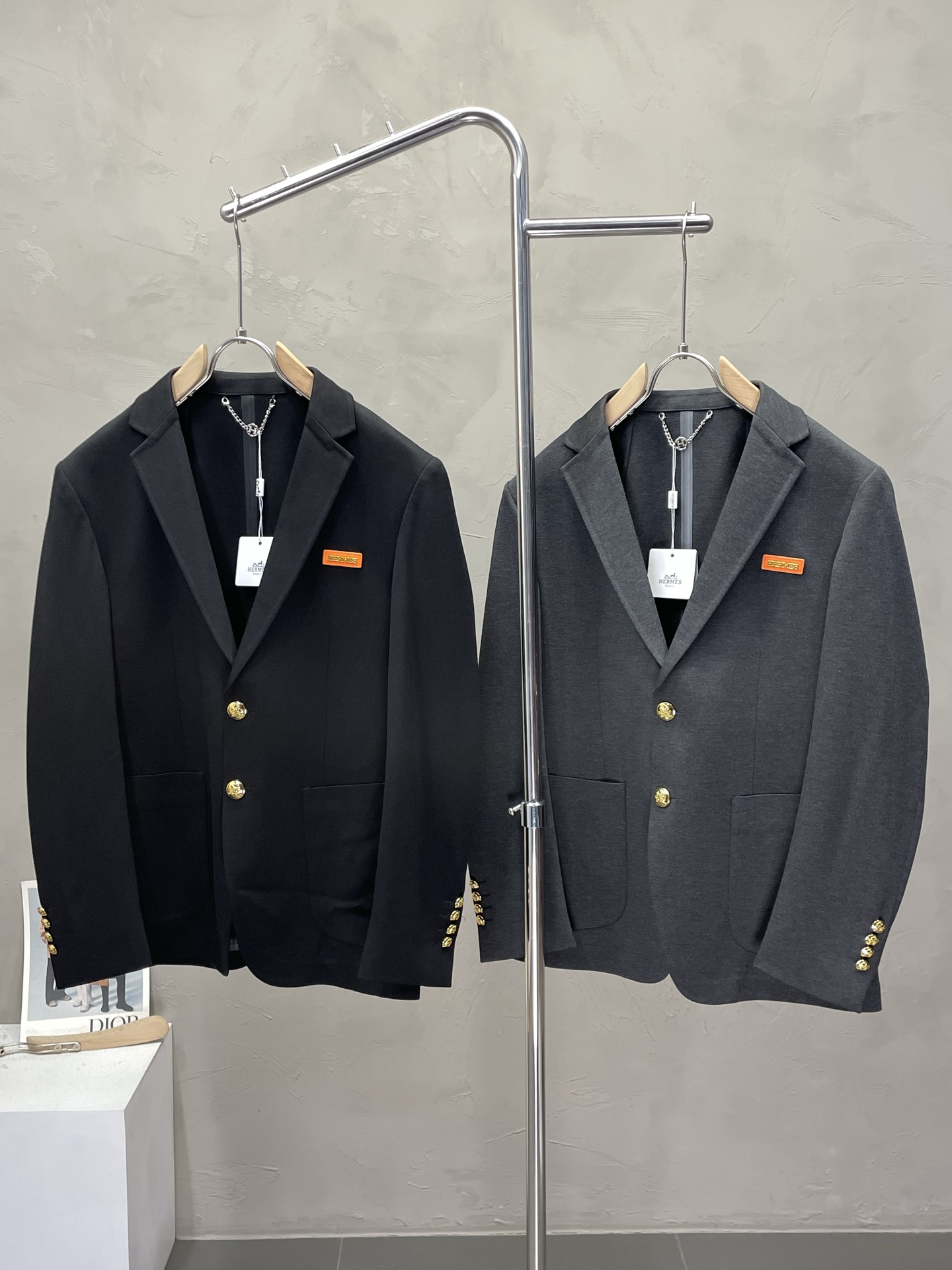 NO:540818,.Hermès Hermès new suit. Foreign trade company orders Simple casual suit jacket, exclusively for imported original polyester fabric, breathable, soft and warm, strong and drape, the whole piece of clothing is neat and flat, all hardware accessories are top-grade accessories with logo, and it is obvious that it is high-end fabric. This fabric is fixed and there is no good product from the outside, and there is no picky place to go. This jacket is often worn and has strong practicality. Size M-3XL, hermes, hermes, jackets & coats, business suit, alexander wang19860909.Hermès爱马仕新款西服.外贸公司订单 简约休闲西装外套,独家专供进口原版聚酯纤维面料,透气柔软保暖性很强,笔挺垂感十足,整件衣服车工走线整齐平整,所有五金附料都是客供带logo顶级配件 一看就是高档的面料 这种面料都是定织的 外面根本就没有 正规大厂途径出来的好货,无任何有挑剔的地方 这样的一件外套属于常备常穿的,实用性很强.尺码M-3XL,,hermes,hermes,jackets & coats,business suit,alexander wang,Men's clothing