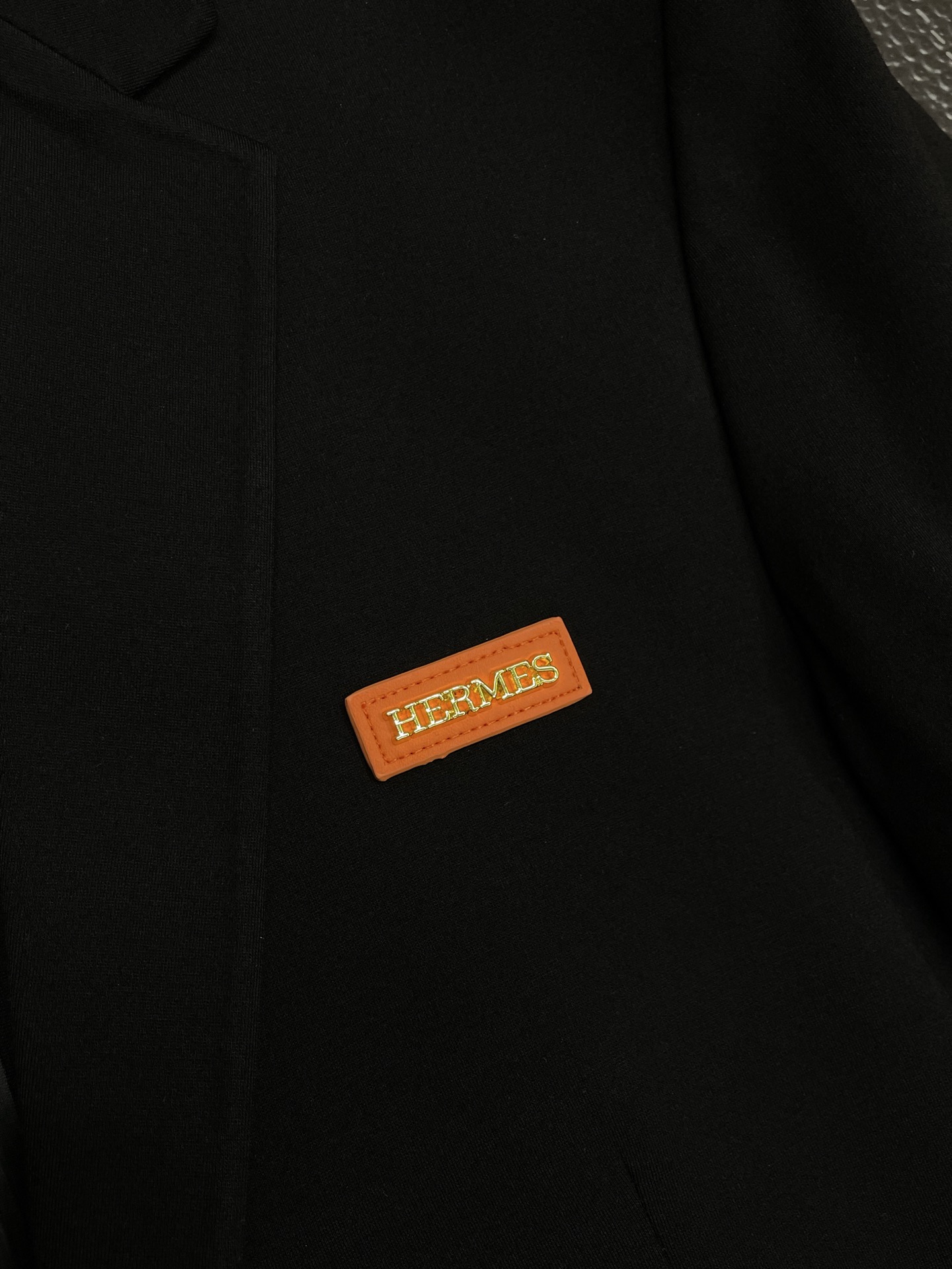 。Hermès爱马仕💥新款西服。外贸公司订单 简约休闲西装外套，独家专供进口原版聚酯纤维面料，透气柔软保