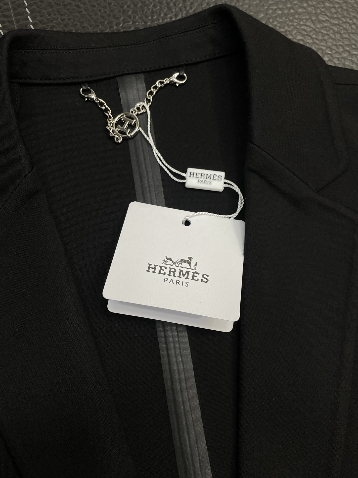 。Hermès爱马仕💥新款西服。外贸公司订单 简约休闲西装外套，独家专供进口原版聚酯纤维面料，透气柔软保