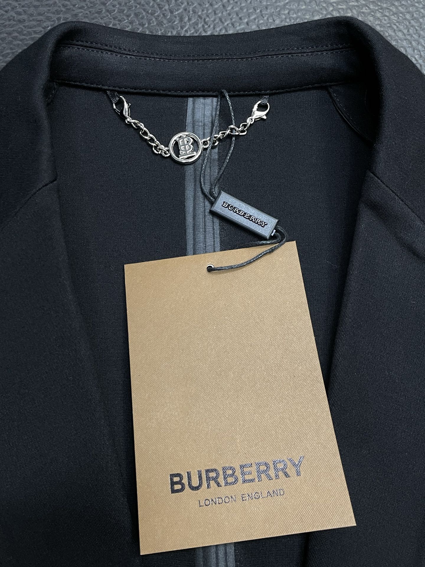 。Burberry巴宝莉💥新款西服。外贸公司订单 简约休闲西装外套，独家专供进口原版聚酯纤维面料，透气柔