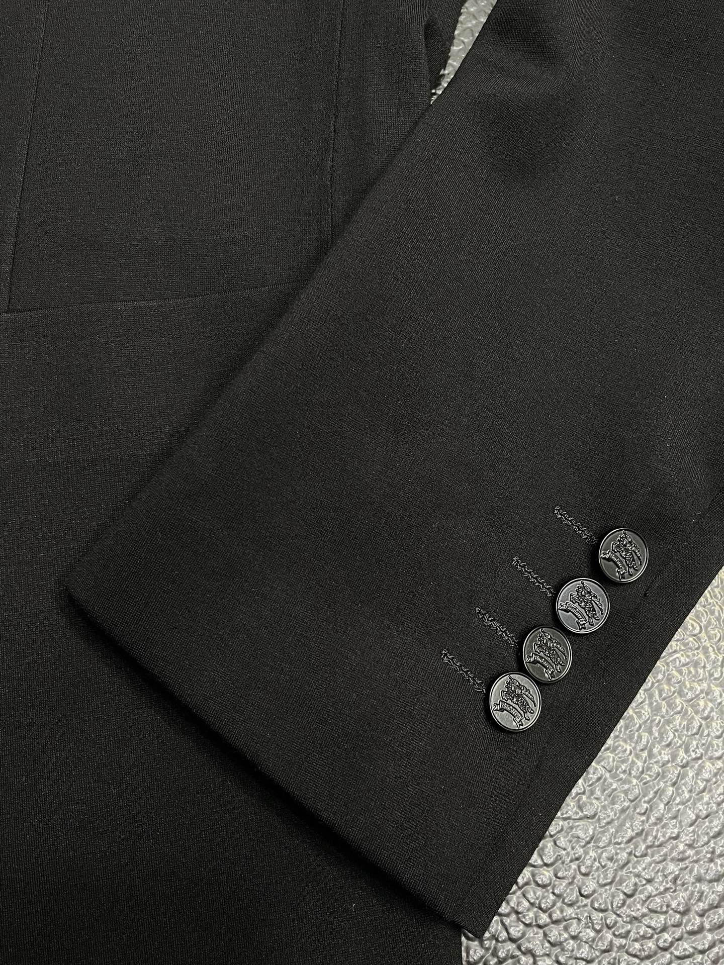 。Burberry巴宝莉💥新款西服。外贸公司订单 简约休闲西装外套，独家专供进口原版聚酯纤维面料，透气柔