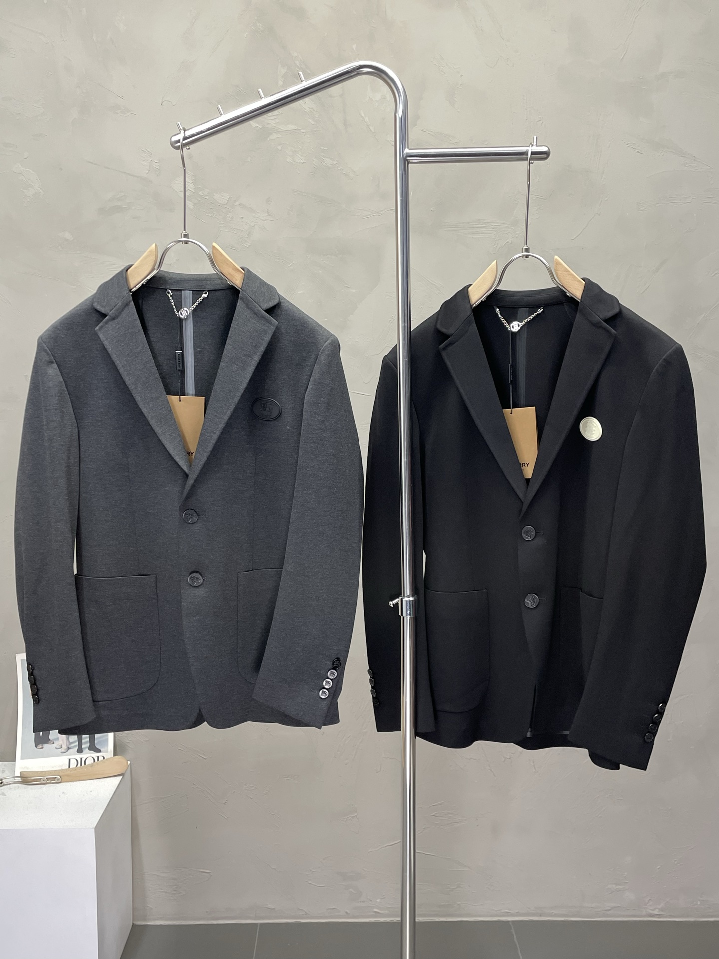 NO:540824,.Burberry Burberry New Suit. Foreign Trade Company Order Simple and Casual Suit Jacket, exclusively for imported original polyester fiber fabric, breathable, soft and warm, strongly straight and drape, the whole piece of clothing is neat and flat, all hardware accessories are top-grade accessories with logo, and it is obvious that it is high-end fabric. This fabric is fixed and there is no good product from the outside, and there is no picky place to go. This jacket is often worn and has strong practicality. Size M-3XL, burberry, burberry, jackets & coats, business suit, alexander wang19860909.Burberry巴宝莉新款西服.外贸公司订单 简约休闲西装外套,独家专供进口原版聚酯纤维面料,透气柔软保暖性很强,笔挺垂感十足,整件衣服车工走线整齐平整,所有五金附料都是客供带logo顶级配件 一看就是高档的面料 这种面料都是定织的 外面根本就没有 正规大厂途径出来的好货,无任何有挑剔的地方 这样的一件外套属于常备常穿的,实用性很强.尺码M-3XL,,burberry,burberry,jackets & coats,business suit,alexander wang,Men's clothing