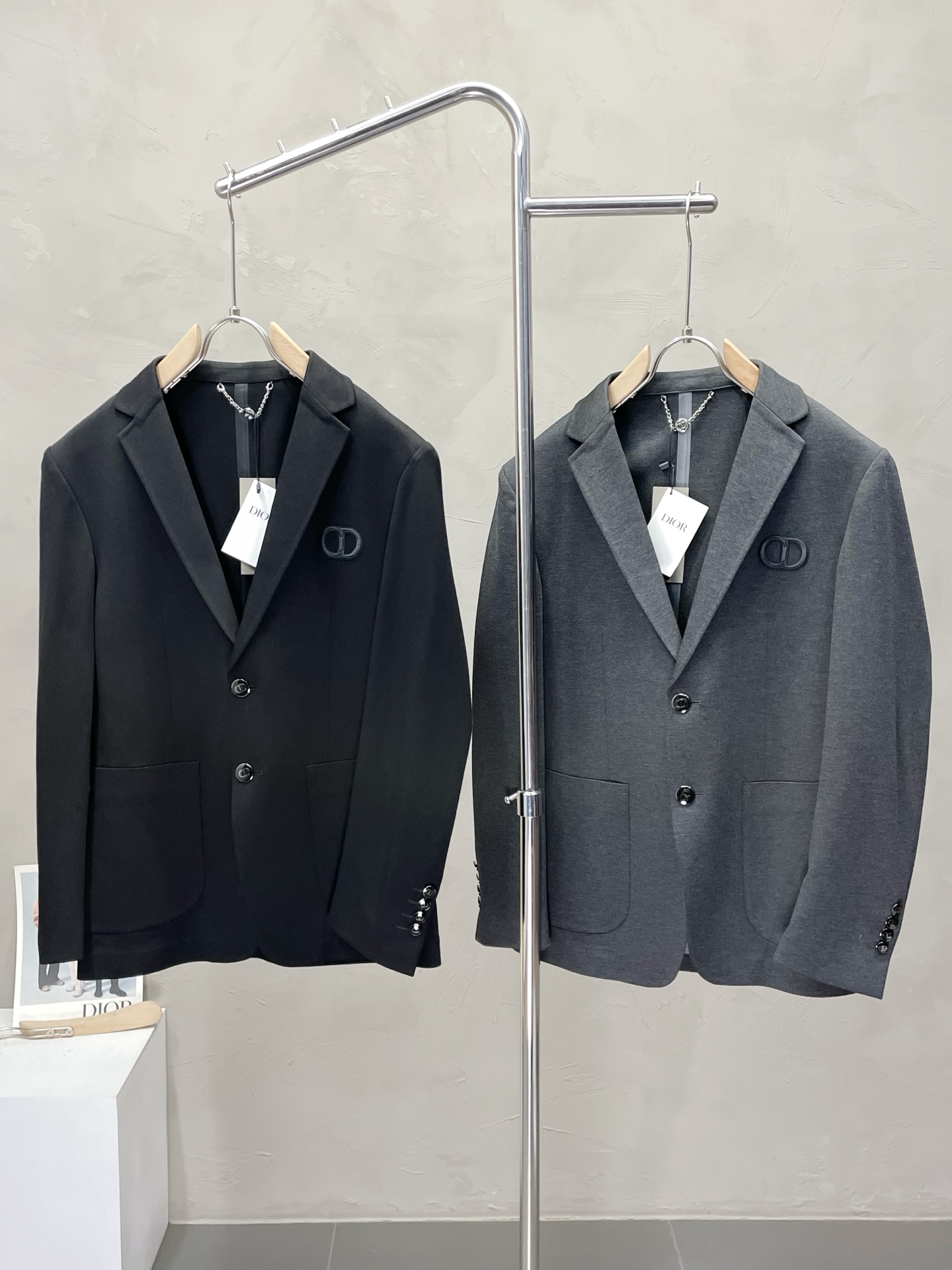 NO:539792,.Dior new suit. Foreign trade company orders Simple casual suit jacket, exclusively for imported original polyester fabric, breathable, soft and warm, strong and drape, the whole piece of clothing is neat and smooth, all hardware accessories are customer-supplied top-grade accessories, and it is obvious that it is high-end fabric. This fabric is fixed-woven. There is no good product from the outside through a regular manufacturer, without any picky place. This jacket is often worn and has strong practicality. Size M-3XL, dior, dior, jackets & coats, business suit, alexander wang19860909.Dior迪奥新款西服.外贸公司订单 简约休闲西装外套,独家专供进口原版聚酯纤维面料,透气柔软保暖性很强,笔挺垂感十足,整件衣服车工走线整齐平整,所有五金附料都是客供带logo顶级配件 一看就是高档的面料 这种面料都是定织的 外面根本就没有 正规大厂途径出来的好货,无任何有挑剔的地方 这样的一件外套属于常备常穿的,实用性很强.尺码M-3XL,,dior,dior,jackets & coats,business suit,alexander wang,Men's clothing