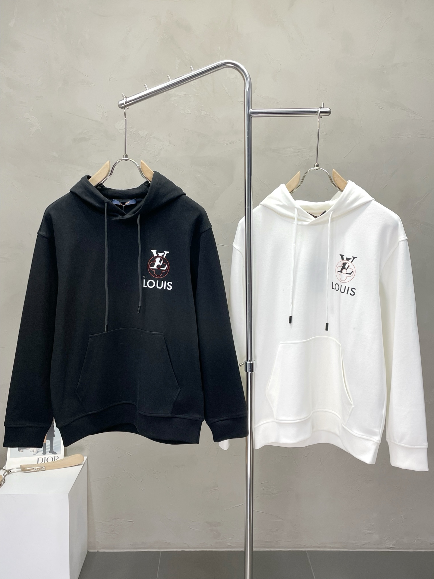 NO:540809,.Louis Vuitton exclusively offers new original single men's casual hooded sweatshirts. High-end customization. High-end version. Fashionable and versatile imported fabrics. Super soft and delicate. Skin-friendly and comfortable. Warm and comfortable. High-end boutique. OEM is very good for fine production. Men's must-have items. Three standards are complete. Number M-3XL,,louis vuitton,louis vuitton,hoodie,sweatshirts,hats,alexander wang.19860909.Louis Vuitton路易威登独家专供新款原单男士休闲连帽卫衣 高端定制 高端版本 时尚百搭爆款进口面料 手感超柔软细腻 穿着亲肤舒适 保暖舒适 高端精品 代工厂精细做上身非常赞 男士必备单品 三标齐全 码数M-3XL,,louis vuitton,louis vuitton,hoodie,sweatshirts,hats,alexander wang,Men's clothing