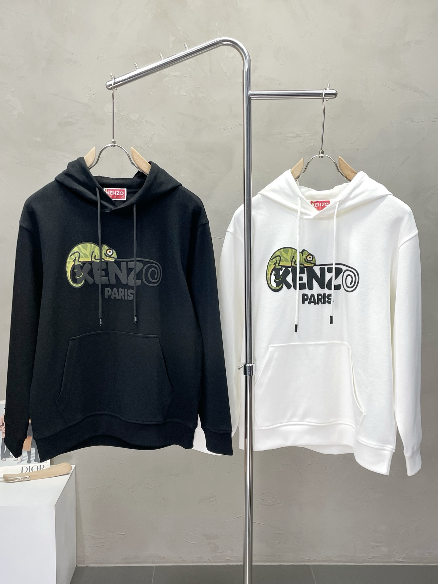 NO:563900,.KENZO exclusively provides new original men's casual hooded sweatshirts. High-end customization. High-end version. Fashionable and versatile imported fabrics. Super soft and delicate feel. Skin-friendly and comfortable. Warm and comfortable. High-end boutique. The upper body is finely made by the factory. It is a must-have item for men. Three standards are complete. Size M-3XL, hoodie, sweatshirts, hats, alexander wang19860909.KENZO肯佐独家专供新款原单男士休闲连帽卫衣 高端定制 高端版本 时尚百搭爆款进口面料 手感超柔软细腻 穿着亲肤舒适 保暖舒适 高端精品 代工厂精细做上身非常赞 男士必备单品 三标齐全 码数M-3XL,,hoodie,sweatshirts,hats,alexander wang,Men's clothing