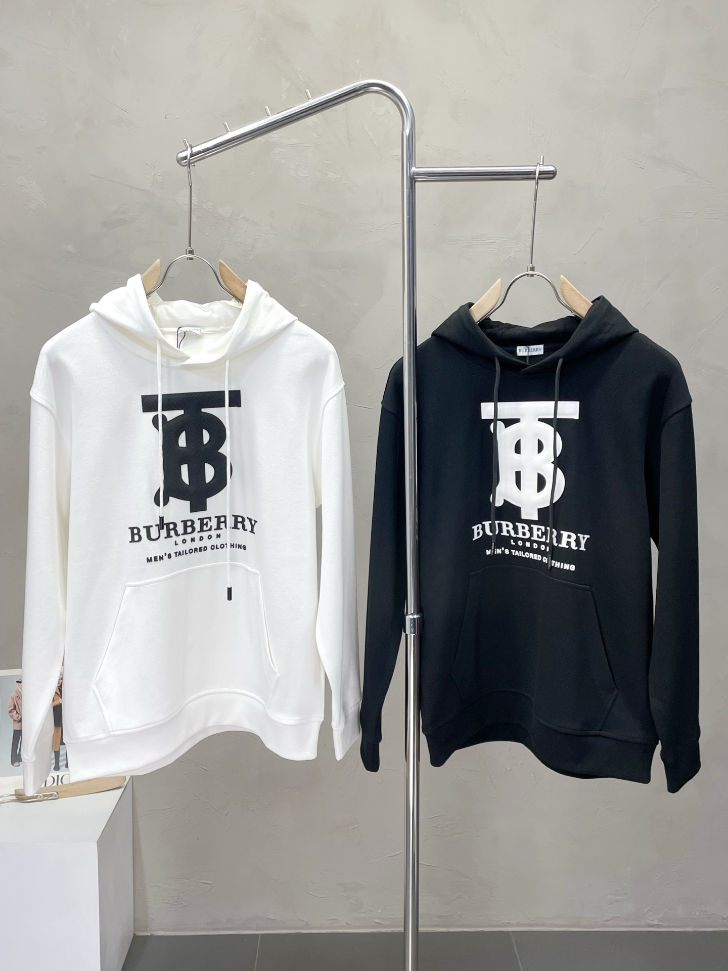 NO:540832,.Burberry Burberry exclusively offers new original single men's casual hooded sweatshirts, high-end customization, high-end version, fashionable and versatile imported fabrics, super soft and delicate, skin-friendly and comfortable, warm and comfortable, high-end boutique, OEM, fine-made top body, very good, men's essential items, three standards, code M-3XL,,burberry,burberry,hoodie,sweatshirts,hats,alexander wang19860909.Burberry巴宝莉独家专供新款原单男士休闲连帽卫衣 高端定制 高端版本 时尚百搭爆款进口面料 手感超柔软细腻 穿着亲肤舒适 保暖舒适 高端精品 代工厂精细做上身非常赞 男士必备单品 三标齐全 码数M-3XL,,burberry,burberry,hoodie,sweatshirts,hats,alexander wang,Men's clothing