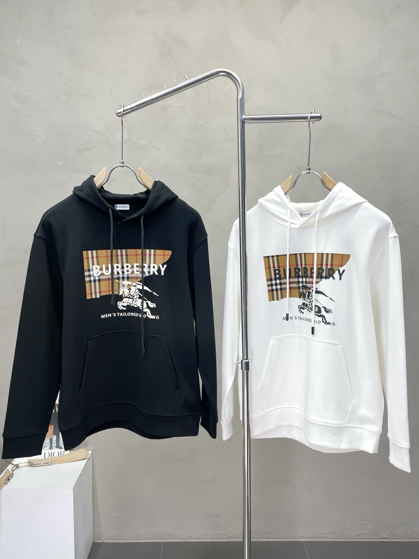 NO:548797,.Burberry Burberry exclusively offers new original single men's casual hooded sweatshirts, high-end customization, high-end version, fashionable and versatile imported fabrics, super soft and delicate, skin-friendly and comfortable, warm and comfortable, high-end boutique, OEM, fine-made top body, very good, men's essential items, three standards, code M-3XL,,burberry,burberry,hoodie,sweatshirts,hats,alexander wang19860909.Burberry巴宝莉独家专供新款原单男士休闲连帽卫衣 高端定制 高端版本 时尚百搭爆款进口面料 手感超柔软细腻 穿着亲肤舒适 保暖舒适 高端精品 代工厂精细做上身非常赞 男士必备单品 三标齐全 码数M-3XL,,burberry,burberry,hoodie,sweatshirts,hats,alexander wang,Men's clothing