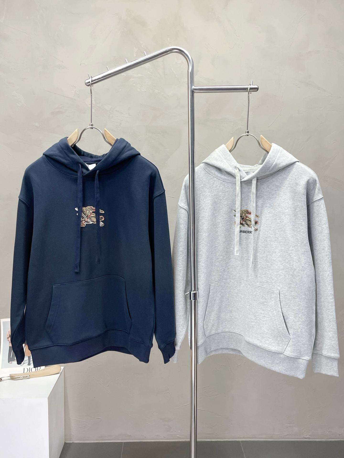 NO:540826,.Burberry Burberry exclusively offers new original single men's casual hooded sweatshirts, high-end customization, high-end version, fashionable and versatile imported fabrics, super soft and delicate, skin-friendly and comfortable, warm and comfortable, high-end boutique, OEM, fine-made top body, very good, men's essential items, three standards, code M-3XL,,burberry,burberry,hoodie,sweatshirts,hats,alexander wang19860909.Burberry巴宝莉独家专供新款原单男士休闲连帽卫衣 高端定制 高端版本 时尚百搭爆款进口面料 手感超柔软细腻 穿着亲肤舒适 保暖舒适 高端精品 代工厂精细做上身非常赞 男士必备单品 三标齐全 码数M-3XL,,burberry,burberry,hoodie,sweatshirts,hats,alexander wang,Men's clothing