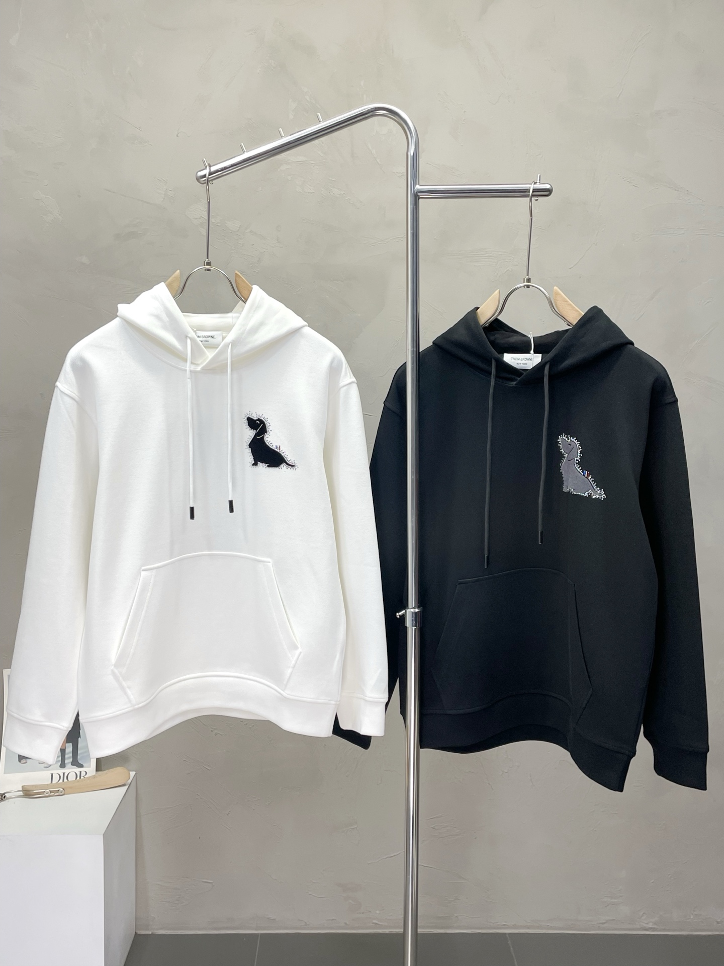 NO:563904,.Thom Browne exclusively supplies new original men's casual hooded sweatshirts. High-end customization. High-end version. Fashionable and versatile imported fabrics. Super soft and delicate feel. Skin-friendly and comfortable. Warm and comfortable. High-end boutique. The upper body is finely made by the factory. It is a must-have item for men. Three standards are complete. Size M-3XL,,thom browne,hoodie,sweatshirts,hats,alexander wang19860909.Thom Browne汤姆布朗独家专供新款原单男士休闲连帽卫衣 高端定制 高端版本 时尚百搭爆款进口面料 手感超柔软细腻 穿着亲肤舒适 保暖舒适 高端精品 代工厂精细做上身非常赞 男士必备单品 三标齐全 码数M-3XL,,thom browne,hoodie,sweatshirts,hats,alexander wang,Men's clothing