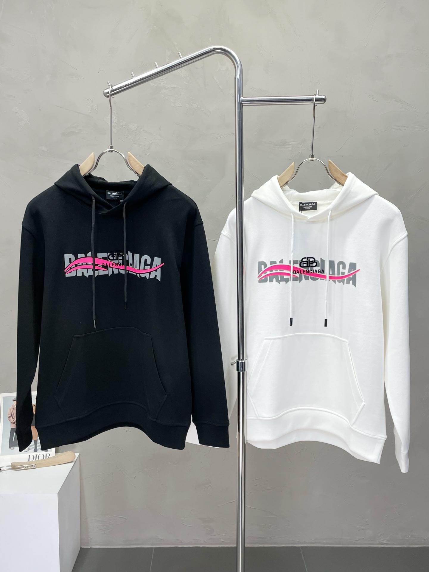 NO:540817,.Balenciaga exclusively offers new original single men's casual hooded sweatshirts, high-end customization, high-end version, fashionable and versatile imported fabrics, super soft and delicate, skin-friendly and comfortable, warm and comfortable, high-end boutique, OEM, fine-made top body, very good, men's essential items, three standards, code M-3XL,,balenciaga,balenciaga,hoodie,sweatshirts,hats,alexander wang19860909.Balenciaga巴黎世家独家专供新款原单男士休闲连帽卫衣 高端定制 高端版本 时尚百搭爆款进口面料 手感超柔软细腻 穿着亲肤舒适 保暖舒适 高端精品 代工厂精细做上身非常赞 男士必备单品 三标齐全 码数M-3XL,,balenciaga,balenciaga,hoodie,sweatshirts,hats,alexander wang,Men's clothing