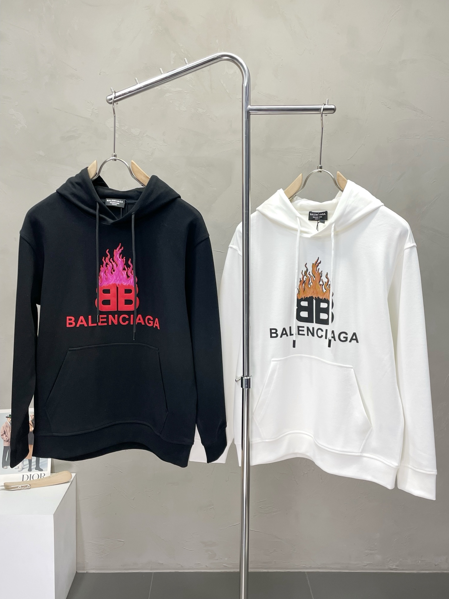 NO:548839,.Balenciaga exclusively offers new original single men's casual hooded sweatshirts, high-end customization, high-end version, fashionable and versatile imported fabrics, super soft and delicate, skin-friendly and comfortable, warm and comfortable, high-end boutique, OEM, fine-made top body, very good, men's essential items, three standards, code M-3XL,,balenciaga,balenciaga,hoodie,sweatshirts,hats,alexander wang19860909.Balenciaga巴黎世家独家专供新款原单男士休闲连帽卫衣 高端定制 高端版本 时尚百搭爆款进口面料 手感超柔软细腻 穿着亲肤舒适 保暖舒适 高端精品 代工厂精细做上身非常赞 男士必备单品 三标齐全 码数M-3XL,,balenciaga,balenciaga,hoodie,sweatshirts,hats,alexander wang,Men's clothing