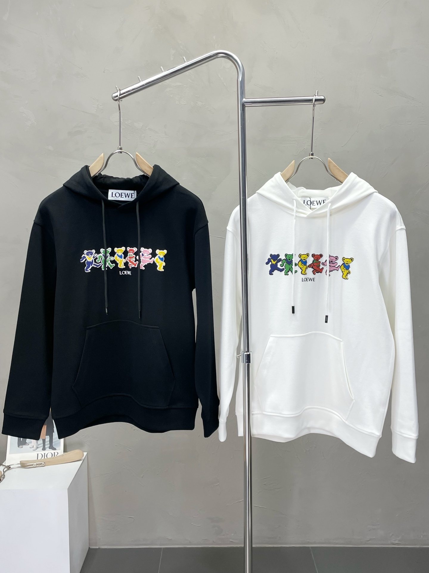 NO:563908,.LOEWE exclusively supplies new original men's casual hooded sweatshirts. High-end customization. High-end version. Fashionable and versatile imported fabrics. Super soft and delicate feel. Skin-friendly and comfortable. Warm and comfortable. High-end boutique. The upper body is finely made by the factory. It is a must-have item for men. Three standards are complete. Size M-3XL,,loewe,loewe,hoodie,sweatshirts,hats,alexander wang19860909.LOEWE罗意威独家专供新款原单男士休闲连帽卫衣 高端定制 高端版本 时尚百搭爆款进口面料 手感超柔软细腻 穿着亲肤舒适 保暖舒适 高端精品 代工厂精细做上身非常赞 男士必备单品 三标齐全 码数M-3XL,,loewe,loewe,hoodie,sweatshirts,hats,alexander wang,Men's clothing