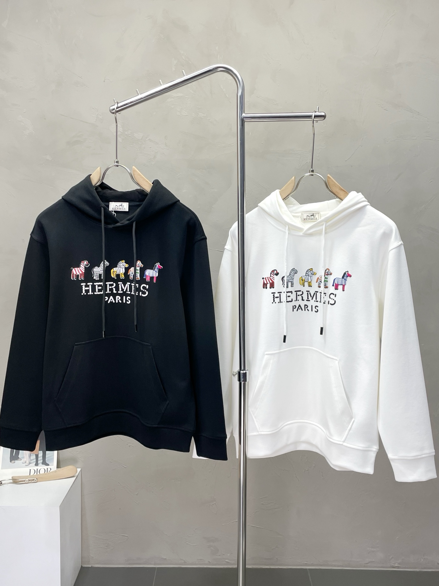 NO:548845,.Hermès exclusively offers new original single men's casual sweatshirts, high-end customization, high-end version, fashionable and versatile imported fabric, super soft and delicate, skin-friendly and comfortable to wear, high-end boutique, OEM factory fine-made top body, very good men's essential items, three standards, code M-3XL,, hermes, hermes, hoodie, sweatshirts, alexander wang19860909.Hermès爱马仕独家专供新款原单男士休闲卫衣 高端定制 高端版本 时尚百搭爆款进口面料 手感超柔软细腻 穿着亲肤舒适 高端精品 代工厂精细做上身非常赞 男士必备单品 三标齐全 码数M-3XL,,hermes,hermes,hoodie,sweatshirts,alexander wang,Men's clothing