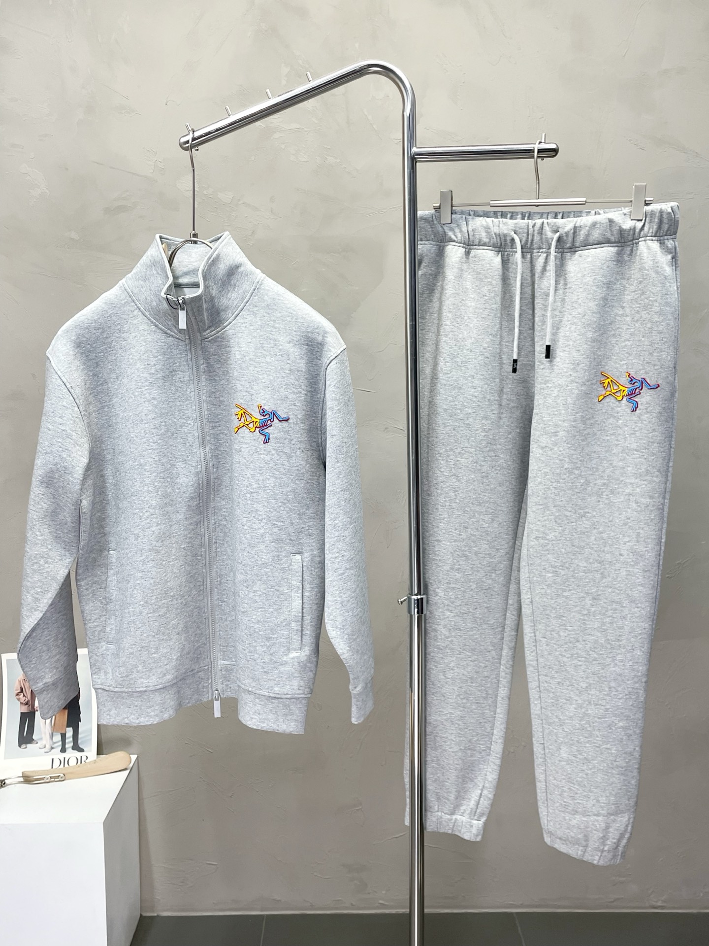 NO:540815,Tops and trousers P.Arc’teryx exclusively offers the same style of the new counter, breathable, comfortable and casual!  Full of high-end feeling!  The details are exquisite and high-end, and the workmanship is impeccable!  The original high-end fabric looks high-end!  The fabric is soft, delicate and comfortable, moisture absorption, quick drying, breathable, neat and stylish. Number of codes M-3XL, arc'teryx, alexander wang19860909上衣、长裤P.Arc’teryx始祖鸟独家专供新款专柜同款套装,透气舒适休闲！高级感满满！细节精致高档,做工无可挑剔！原版高端面料很显高级！面料柔软细腻舒适 吸湿速干透气,利落有型.码数M-3XL,arc'teryx,alexander wang,Men's clothing