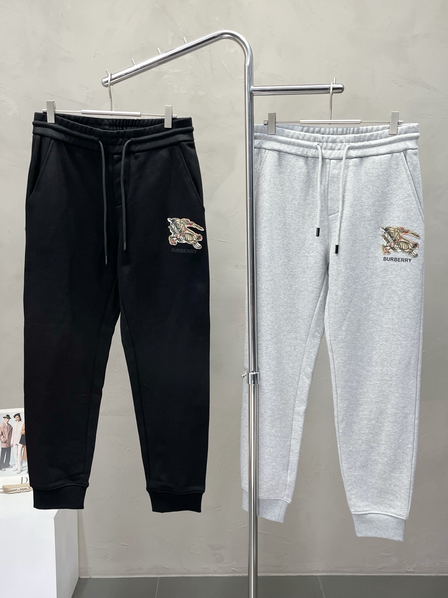 NO:540790,.Burberry exclusively offers new casual pants, high-end version!  Customized fabrics for counters are breathable and comfortable, with impeccable details, and the brand element design concept reflects high quality. The feel is delicate and soft!  It is casually cut, with a great upper body style!  Number of codes: M-3XL, burberry, burberry, alexander wang19860909.Burberry巴宝莉独家专供新款休闲裤 高端版本！专柜定制面料 透气舒适度高,细节无可挑剔,品牌元素设计理念,体现高品质.手感细腻柔软！呈现休闲裁剪,上身版型超赞！码数: M-3XL,,burberry,burberry,alexander wang,Men's clothing