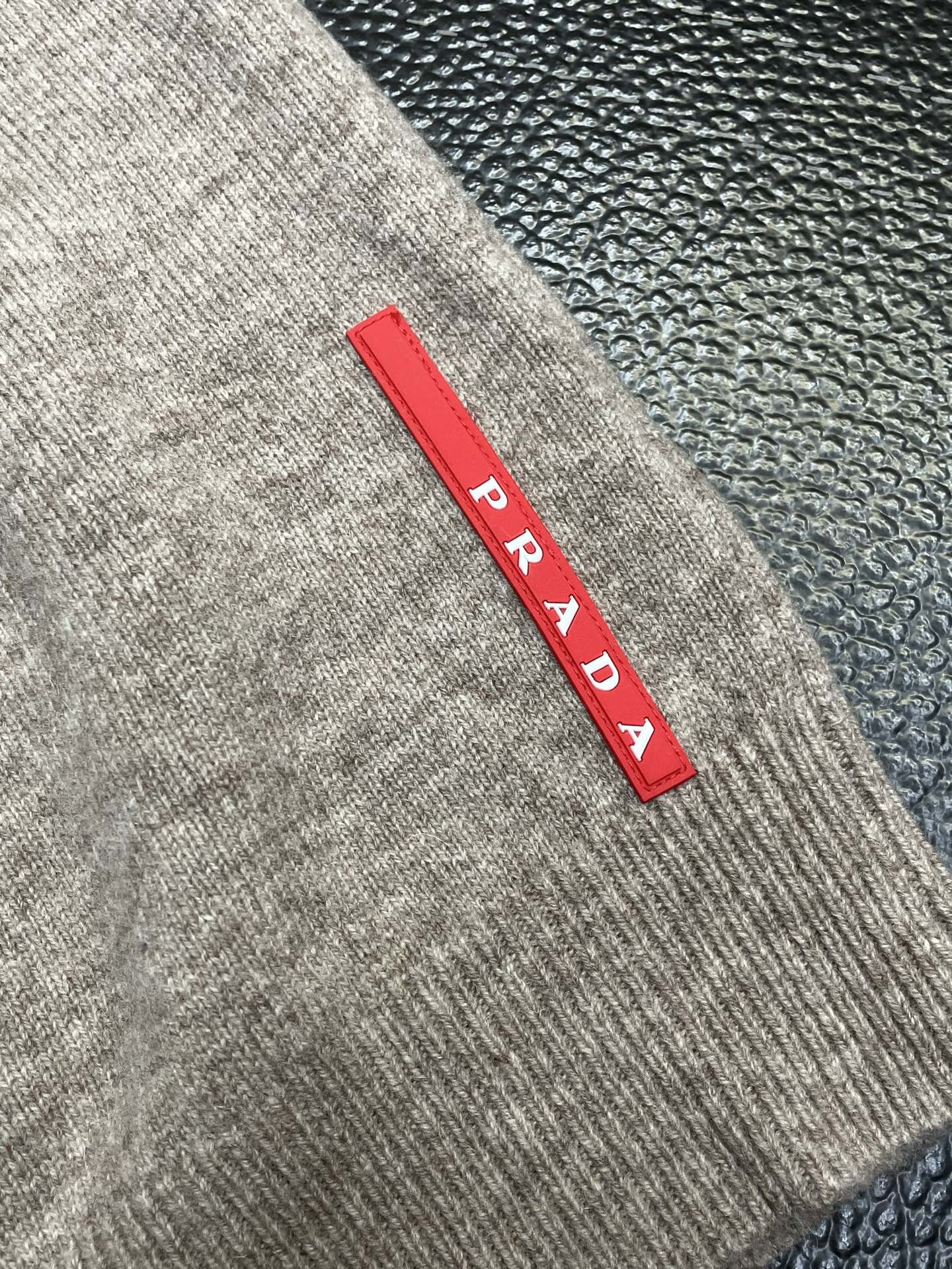 。Prada普拉达💥独家专供秋冬新款原单男士休闲毛衣 高端定制 高版本 时尚百搭爆款⚠️✨原版进口面料 