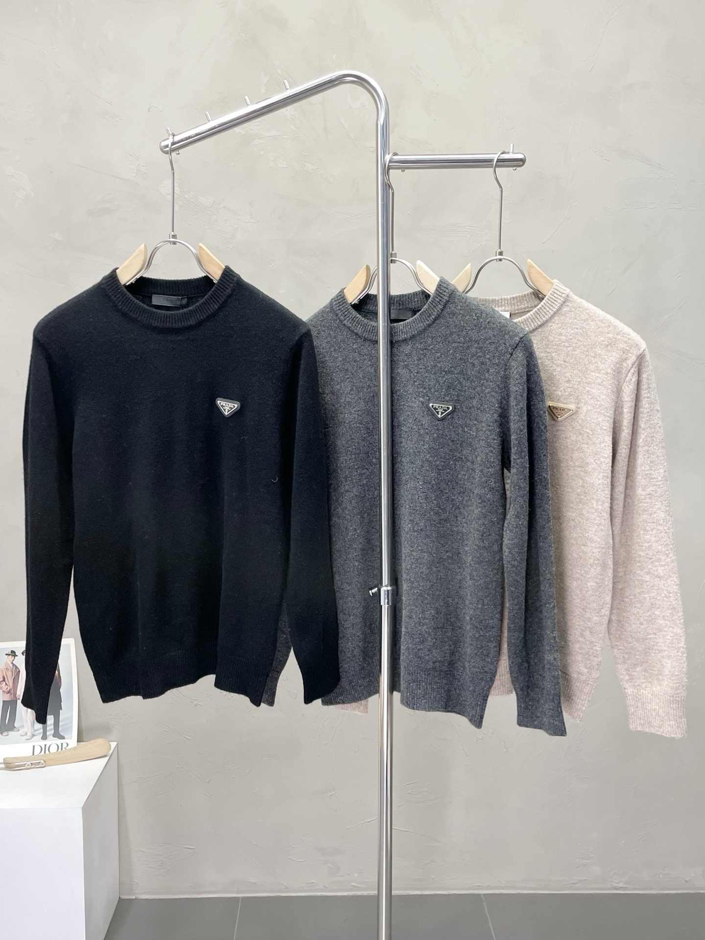 NO:540828,.Prada exclusively offers new autumn and winter original single men's casual sweater. High-end customization. High-end version. Fashionable and versatile and popular original imported fabric. Logo pattern design. Super soft and delicate touch. Skin-friendly and comfortable to wear. High-end boutique. OEM is very good. Men's must-have items. Three standards are complete. Size M-3XL,,prada,prada,sweaters,alexander wang.19860909.Prada普拉达独家专供秋冬新款原单男士休闲毛衣 高端定制 高版本 时尚百搭爆款原版进口面料 logo图案设计 手感超柔软细腻 穿着亲肤舒适 高端精品 代工厂精细做上身非常赞 男士必备单品 三标齐全 尺码M-3XL,,prada,prada,sweaters,alexander wang,Men's clothing