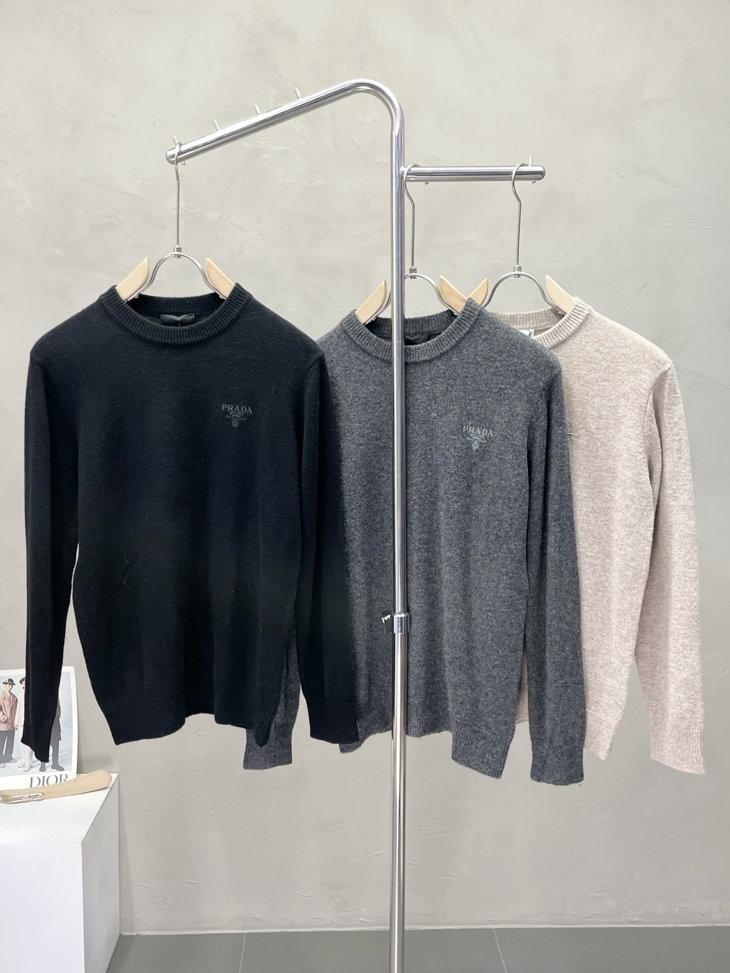 NO:564043,.Prada exclusively supplies autumn and winter new original men's casual sweaters. High-end customization. High version. Fashionable and versatile original imported fabrics. Logo pattern design. Super soft and delicate feel. Skin-friendly and comfortable to wear. High-end boutique. The upper body is exquisitely made by the factory. Men's must-have items. Three complete standards. Sizes M-3XL, prada, prada, sweaters, alexander wang19860909.Prada普拉达独家专供秋冬新款原单男士休闲毛衣 高端定制 高版本 时尚百搭爆款原版进口面料 logo图案设计 手感超柔软细腻 穿着亲肤舒适 高端精品 代工厂精细做上身非常赞 男士必备单品 三标齐全 尺码M-3XL,,prada,prada,sweaters,alexander wang,Men's clothing