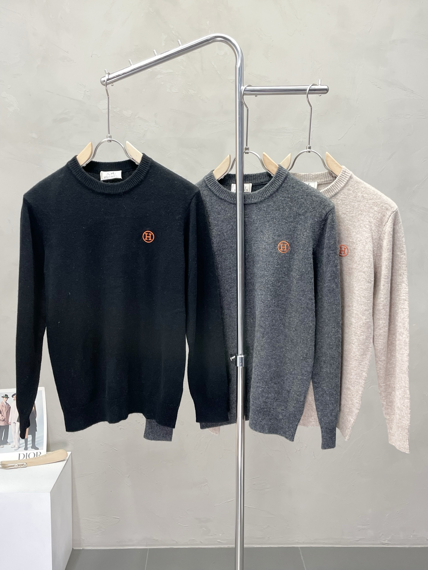 NO:540822,.Hermès exclusively offers new original single men's casual sweater, high-end customization, high-end version, fashionable and versatile imported fabric, super soft and delicate, skin-friendly and comfortable to wear, high-end boutique, OEM factory fine-made top body, very good men's essential items, three standards, code M-3XL,, hermes, hermes, sweaters, alexander wang19860909.Hermès爱马仕独家专供新款原单男士休闲毛衣 高端定制 高端版本 时尚百搭爆款进口面料 手感超柔软细腻 穿着亲肤舒适 高端精品 代工厂精细做上身非常赞 男士必备单品 三标齐全 码数M-3XL,,hermes,hermes,sweaters,alexander wang,Men's clothing