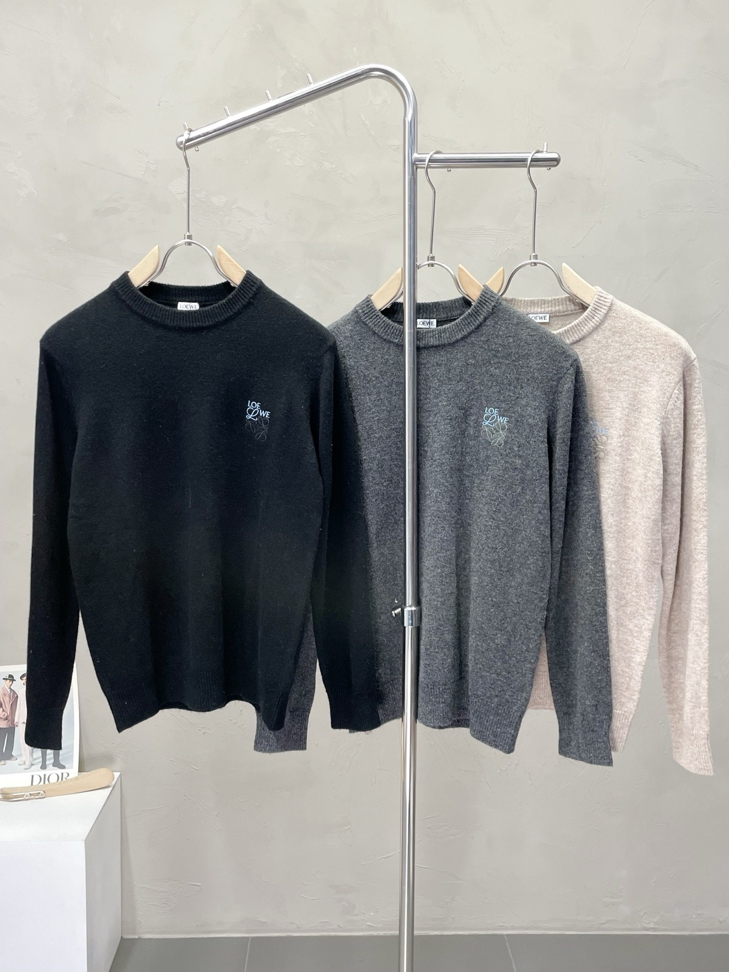 NO:563926,.LOEWE exclusively supplies new autumn and winter original men's casual sweaters. High-end customization. High version. Fashionable and versatile original imported fabrics. Logo pattern design. Super soft and delicate feel. Skin-friendly and comfortable to wear. High-end boutique. The upper body is exquisitely made by the factory. Men's must-have items. Three complete standards. Sizes M-3XL,,loewe,loewe,sweaters,alexander wang19860909.LOEWE罗意威独家专供秋冬新款原单男士休闲毛衣 高端定制 高版本 时尚百搭爆款原版进口面料 logo图案设计 手感超柔软细腻 穿着亲肤舒适 高端精品 代工厂精细做上身非常赞 男士必备单品 三标齐全 尺码M-3XL,,loewe,loewe,sweaters,alexander wang,Men's clothing