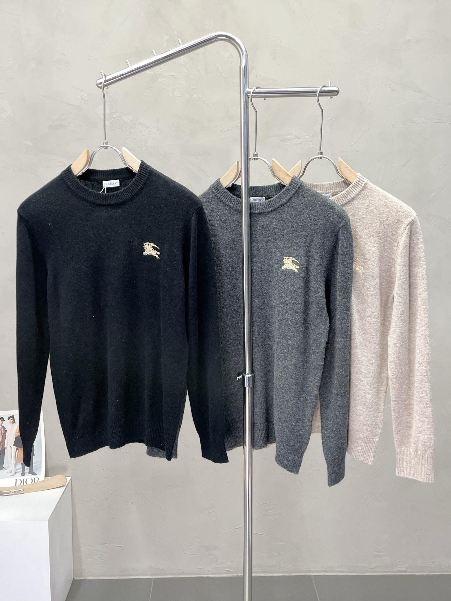 NO:540816,.Burberry Burberry exclusively offers new autumn and winter original single men's casual sweater. High-end customization. High-end version. Fashionable and versatile and popular original imported fabric. Logo pattern design. Super soft and delicate touch. Skin-friendly and comfortable to wear. High-end boutique. OEM is very good. Men's must-have items. Three standards are complete. Size M-3XL, burberry, burberry, sweaters, alexander wang.19860909.Burberry巴宝莉独家专供秋冬新款原单男士休闲毛衣 高端定制 高版本 时尚百搭爆款原版进口面料 logo图案设计 手感超柔软细腻 穿着亲肤舒适 高端精品 代工厂精细做上身非常赞 男士必备单品 三标齐全 尺码M-3XL,,burberry,burberry,sweaters,alexander wang,Men's clothing