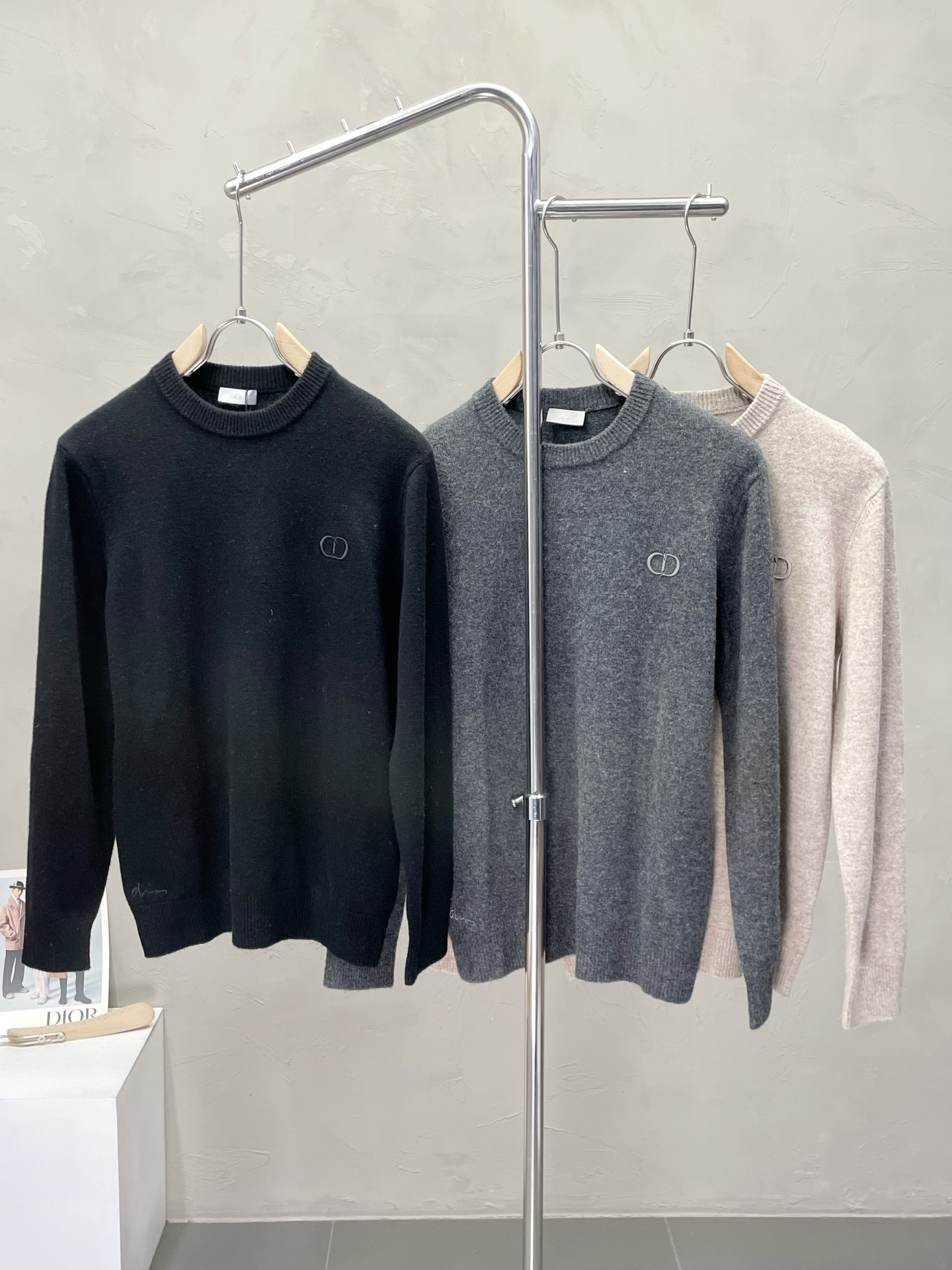 NO:564064,.Dior Dior exclusively supplies new autumn and winter original men's casual sweaters. High-end customization. High version. Fashionable and versatile original imported fabrics. Logo pattern design. Super soft and delicate feel. Skin-friendly and comfortable to wear. High-end boutique. The upper body is exquisitely made by the factory. Men's must-have items. Three complete standards. Sizes M-3XL, dior, dior, sweaters, alexander wang19860909.Dior迪奥独家专供秋冬新款原单男士休闲毛衣 高端定制 高版本 时尚百搭爆款原版进口面料 logo图案设计 手感超柔软细腻 穿着亲肤舒适 高端精品 代工厂精细做上身非常赞 男士必备单品 三标齐全 尺码M-3XL,,dior,dior,sweaters,alexander wang,Men's clothing