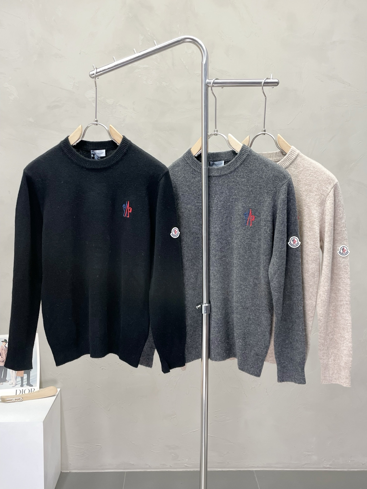 NO:540810,.Moncler mask exclusively provides new autumn and winter original single men's casual sweater. High-end customization. High-end version. Fashionable and versatile and popular original imported fabric. Logo pattern design. Super soft and delicate touch. Skin-friendly and comfortable to wear. High-end boutique. OEM is very good. Men's must-have items. Three-standard size M-3XL, Moncler, sweaters, alexander wang.19860909.Moncler蒙口独家专供秋冬新款原单男士休闲毛衣 高端定制 高版本 时尚百搭爆款原版进口面料 logo图案设计 手感超柔软细腻 穿着亲肤舒适 高端精品 代工厂精细做上身非常赞 男士必备单品 三标齐全 尺码M-3XL,,Moncler,sweaters,alexander wang,Men's clothing